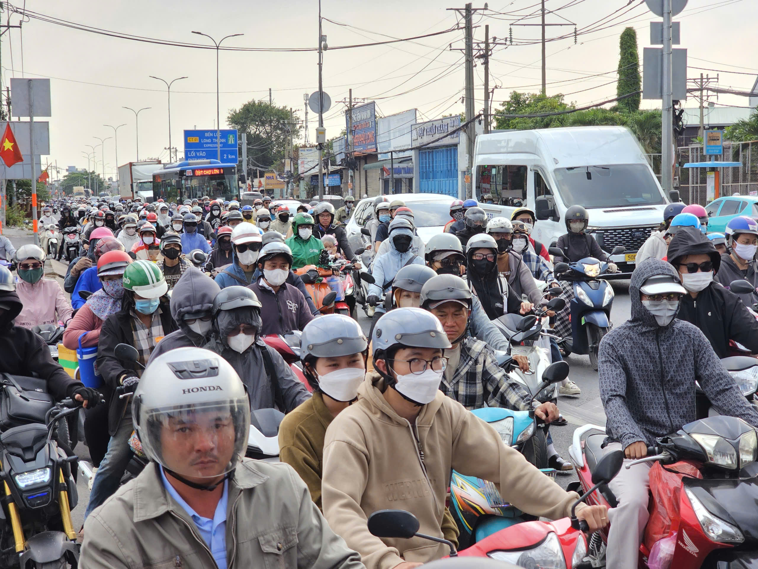 Người d&acirc;n quay lại TP.HCM, cửa ng&otilde; ph&iacute;a t&acirc;y đ&ocirc;ng đ&uacute;c ng&agrave;y cuối kỳ nghỉ lễ- Ảnh 1.