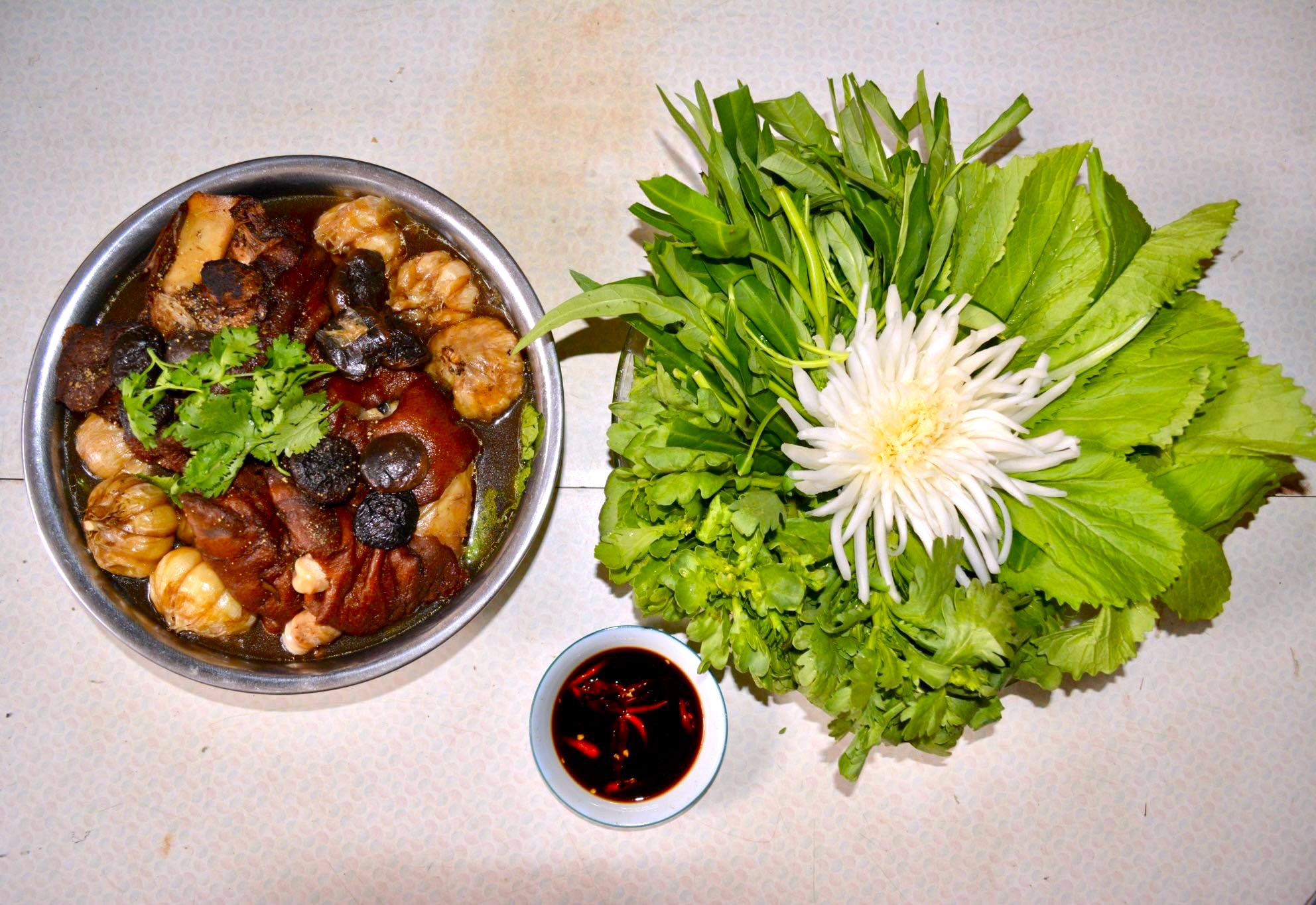 M&oacute;n gi&ograve; heo bắc thảo hơn nửa thế kỷ: B&iacute; quyết ở bếp lửa chưa từng tắt - Ảnh 4.