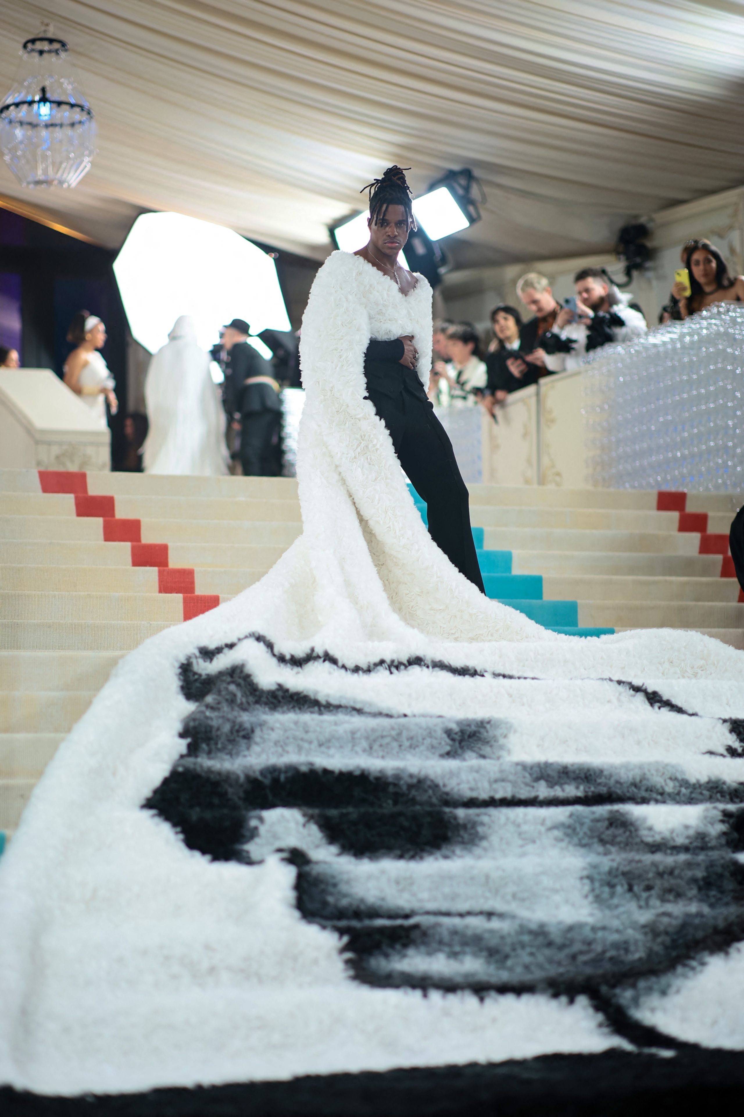 Những bộ c&aacute;nh kỳ c&ocirc;ng từng 'c&agrave;n qu&eacute;t' thảm đỏ Met Gala- Ảnh 4.