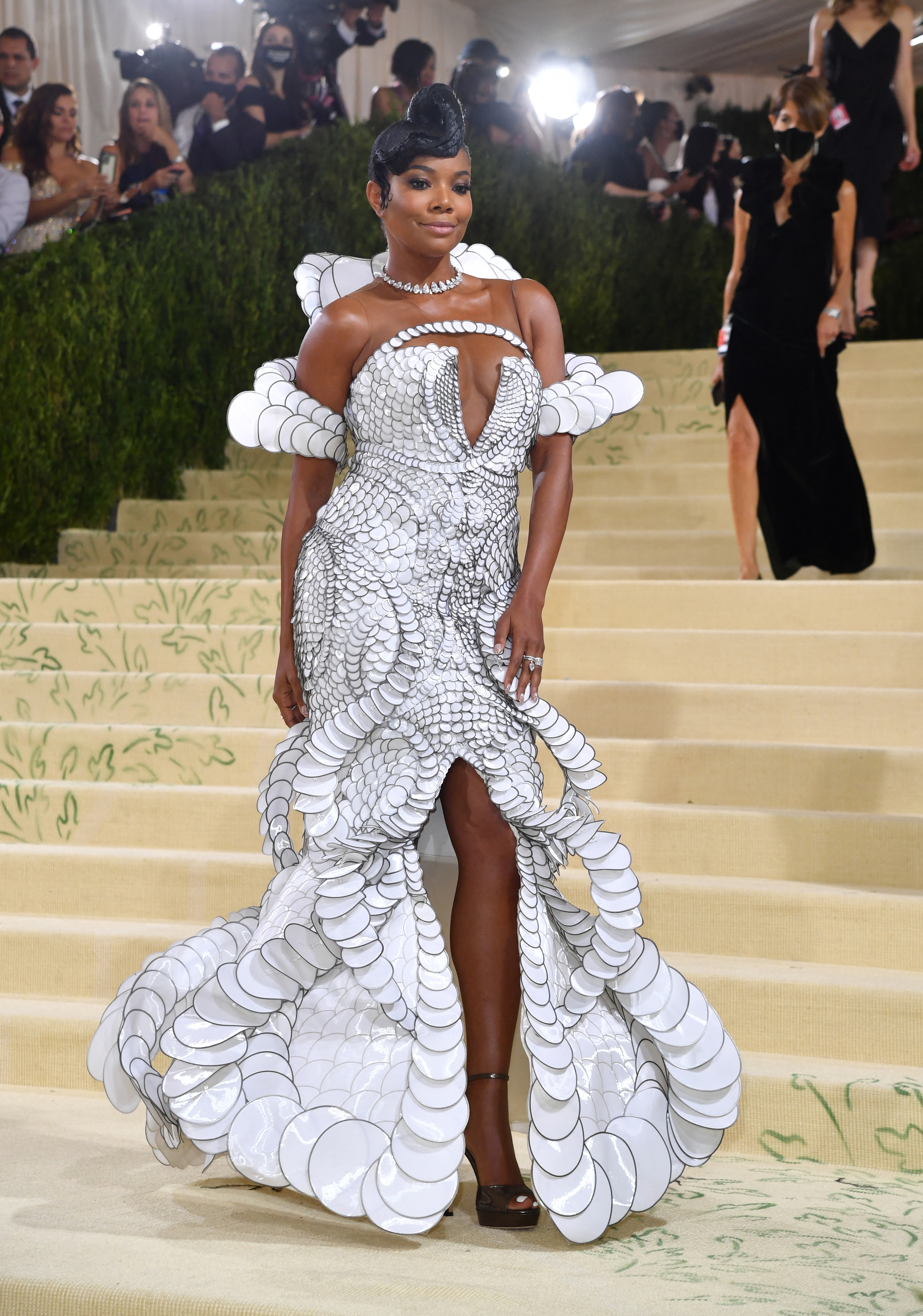 Những bộ c&aacute;nh kỳ c&ocirc;ng từng 'c&agrave;n qu&eacute;t' thảm đỏ Met Gala- Ảnh 6.