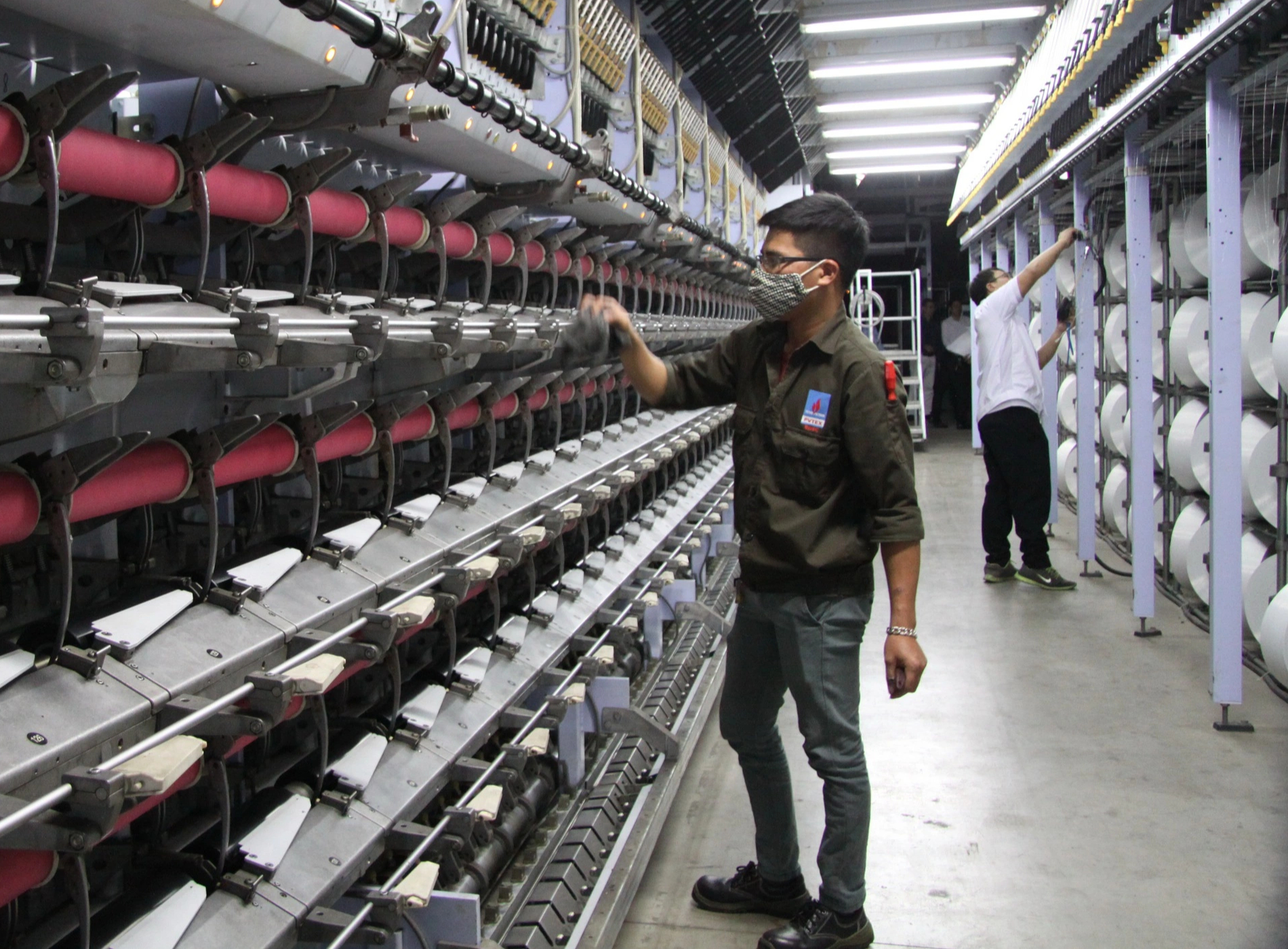 CPI tăng gần 4%, nhập siêu hơn 7 tỉ USD trong 4 tháng - Ảnh 2.