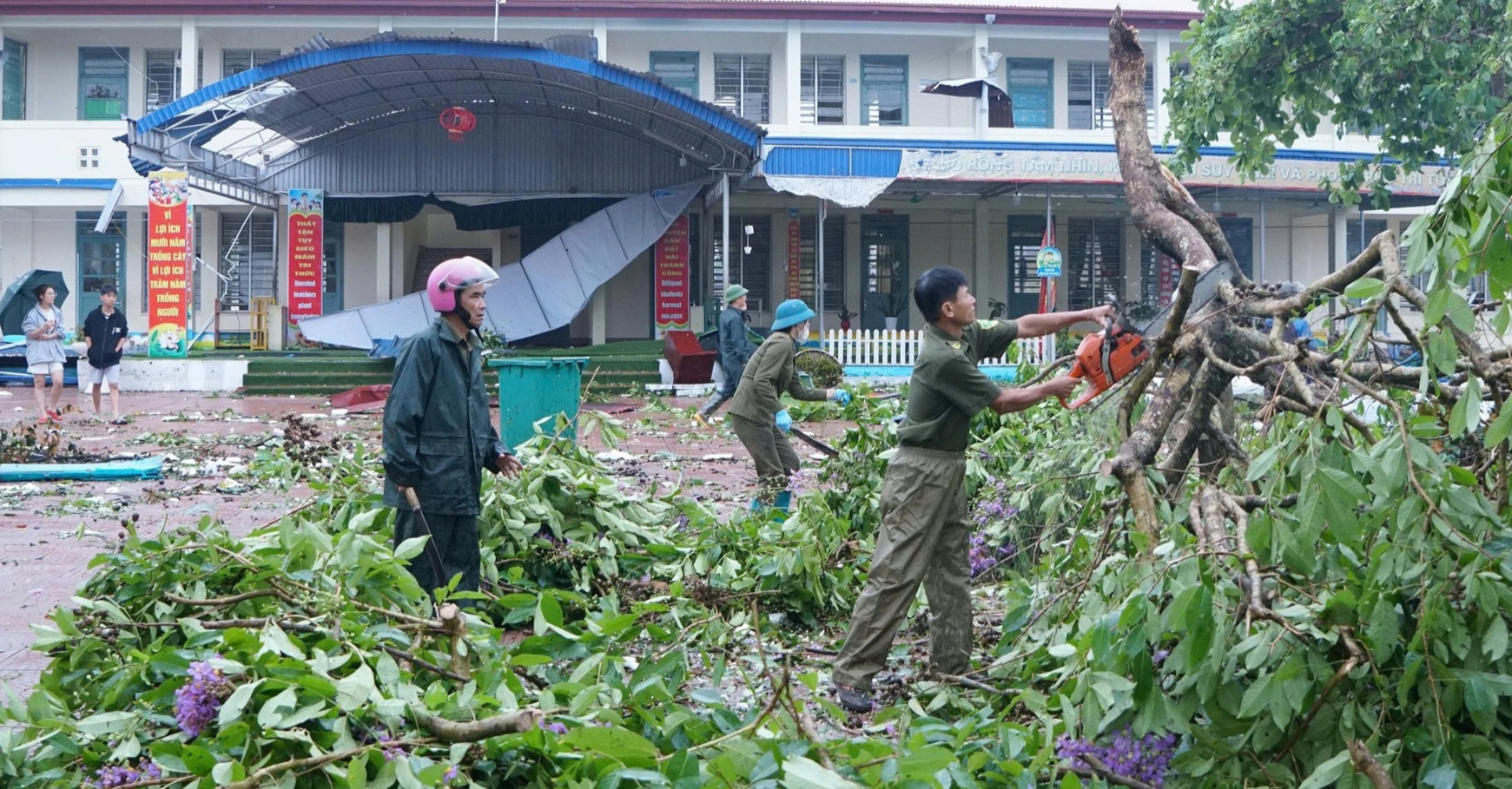 13 người bị thương, 947 nhà tốc mái ở 7 tỉnh có mưa đá, giông lốc - Ảnh 1.