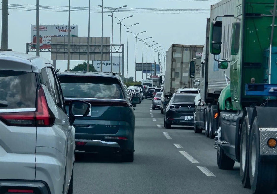 Cao tốc TP.HCM - Long Thành - Dầu Giây ùn ứ ngày cuối kỳ nghỉ lễ- Ảnh 1.