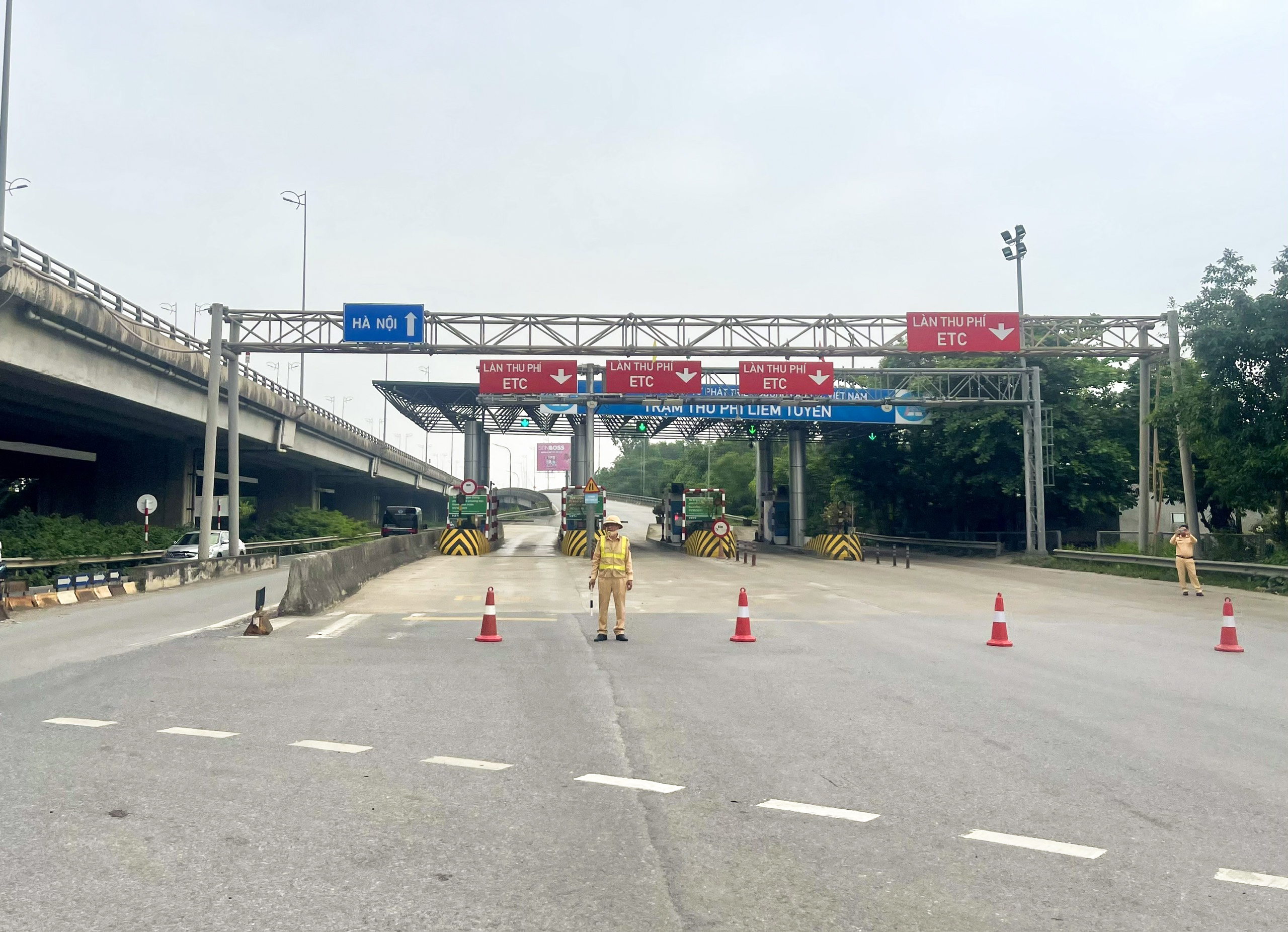 CSGT ph&acirc;n l&agrave;n c&aacute;ch 40 km, cửa ng&otilde; H&agrave; Nội dễ thở ng&agrave;y cuối nghỉ lễ - Ảnh 2.