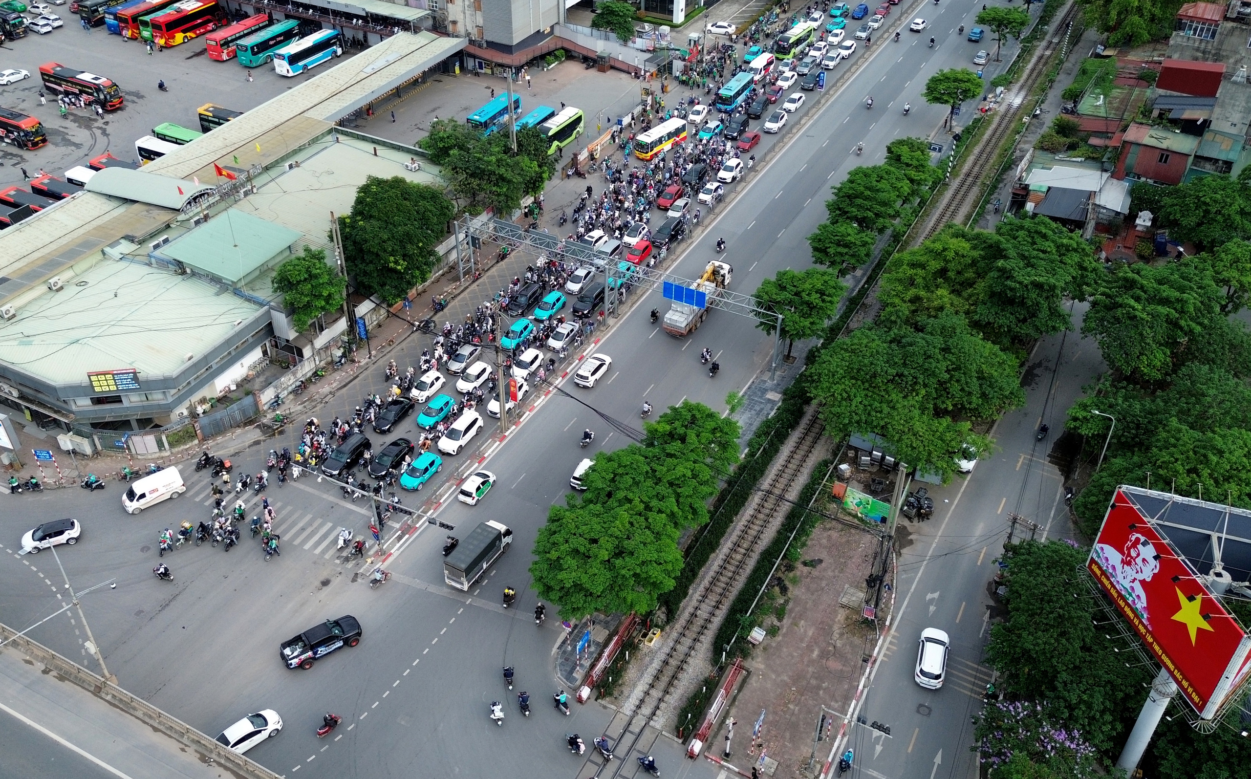 CSGT ph&acirc;n l&agrave;n c&aacute;ch 40 km, cửa ng&otilde; H&agrave; Nội dễ thở ng&agrave;y cuối nghỉ lễ - Ảnh 11.