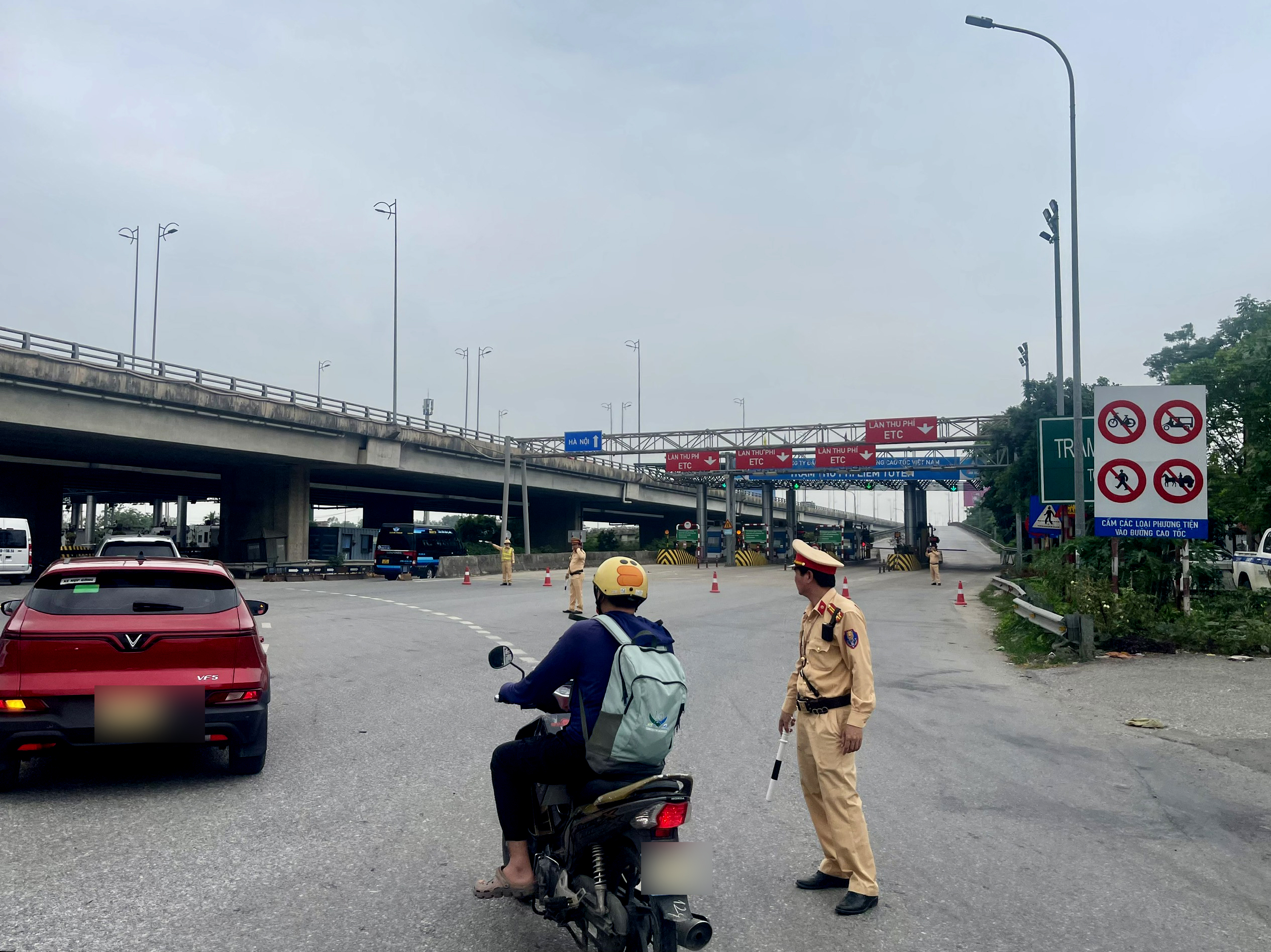 CSGT ph&acirc;n l&agrave;n c&aacute;ch 40 km, cửa ng&otilde; H&agrave; Nội dễ thở ng&agrave;y cuối nghỉ lễ - Ảnh 1.