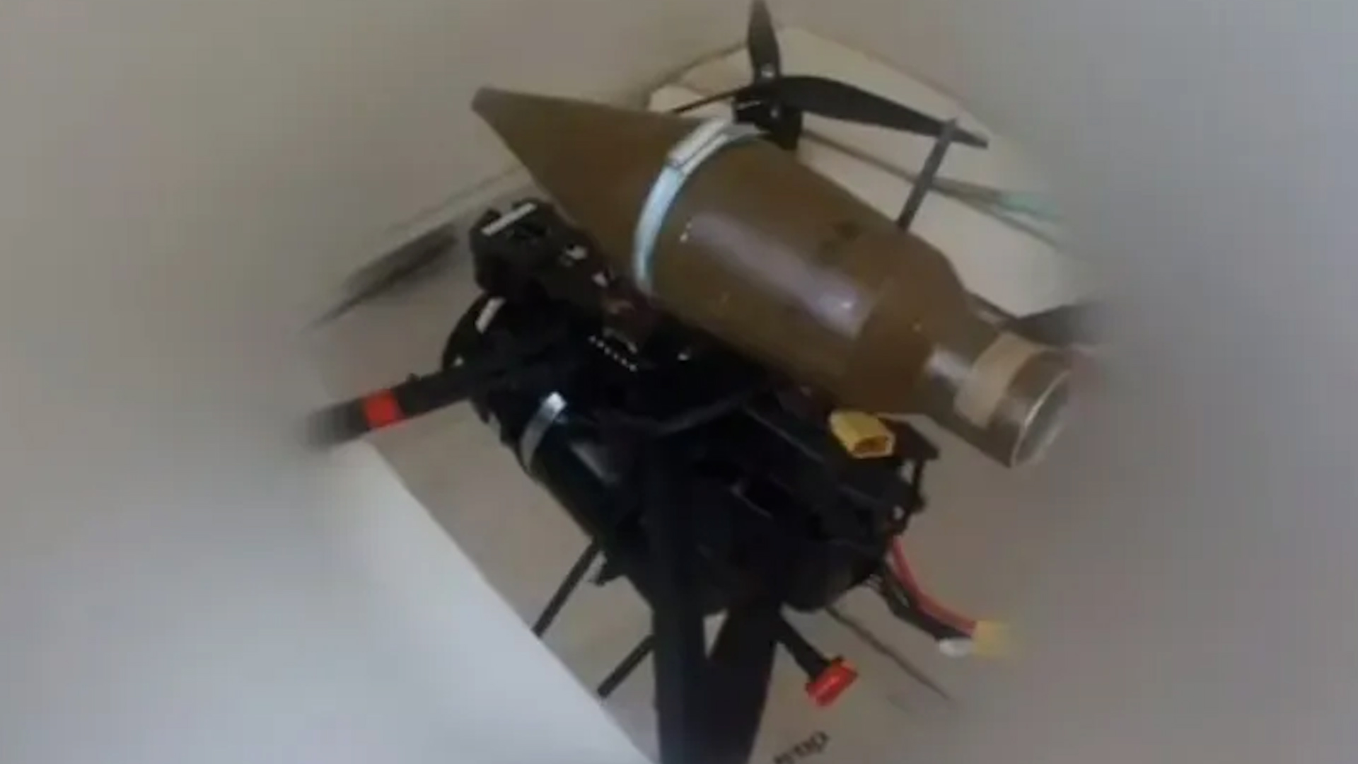 M&aacute;y bay kh&ocirc;ng người l&aacute;i FPV của Hezbollah ph&aacute; hủy xe tăng Israel ở miền nam Lebanon - Ảnh 1.