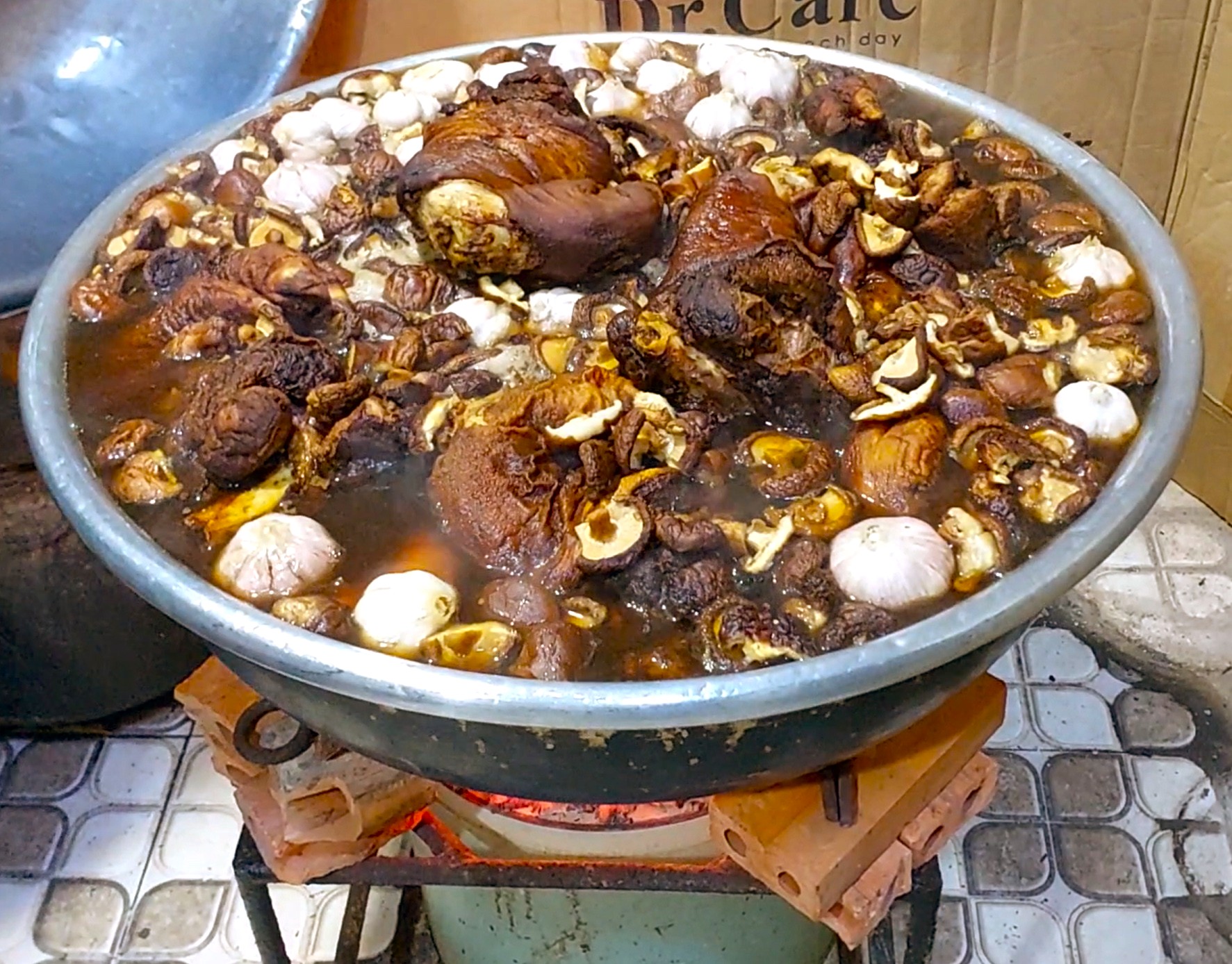 M&oacute;n gi&ograve; heo bắc thảo hơn nửa thế kỷ: B&iacute; quyết ở bếp lửa chưa từng tắt - Ảnh 5.