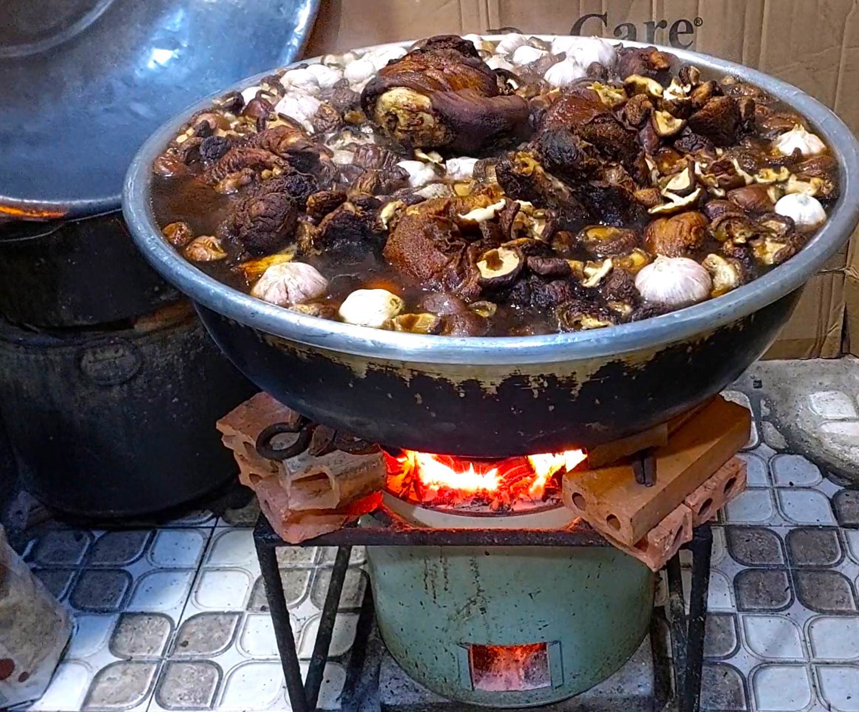 M&oacute;n gi&ograve; heo bắc thảo hơn nửa thế kỷ: B&iacute; quyết ở bếp lửa chưa từng tắt - Ảnh 1.