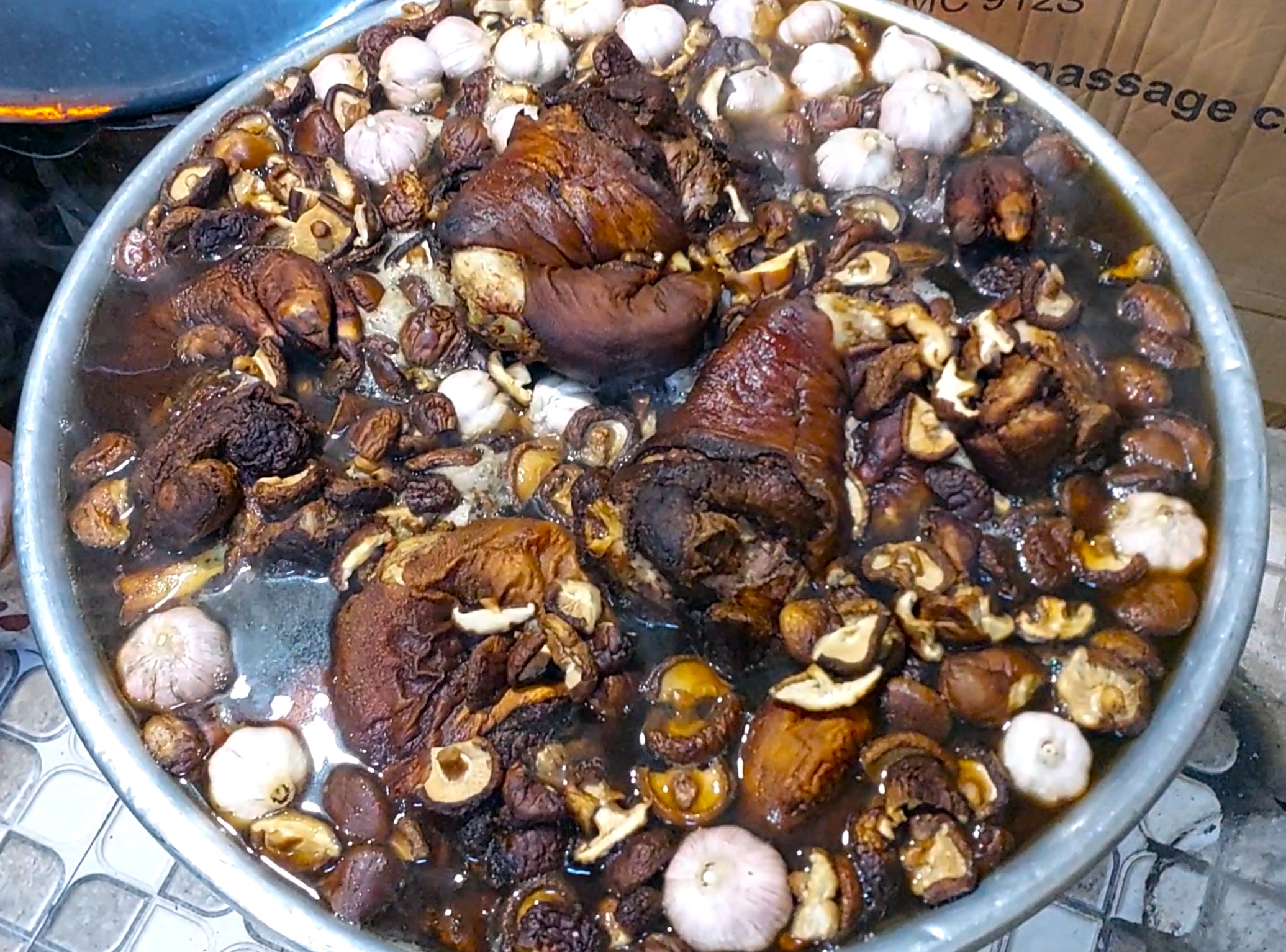 M&oacute;n gi&ograve; heo bắc thảo hơn nửa thế kỷ: B&iacute; quyết ở bếp lửa chưa từng tắt - Ảnh 7.