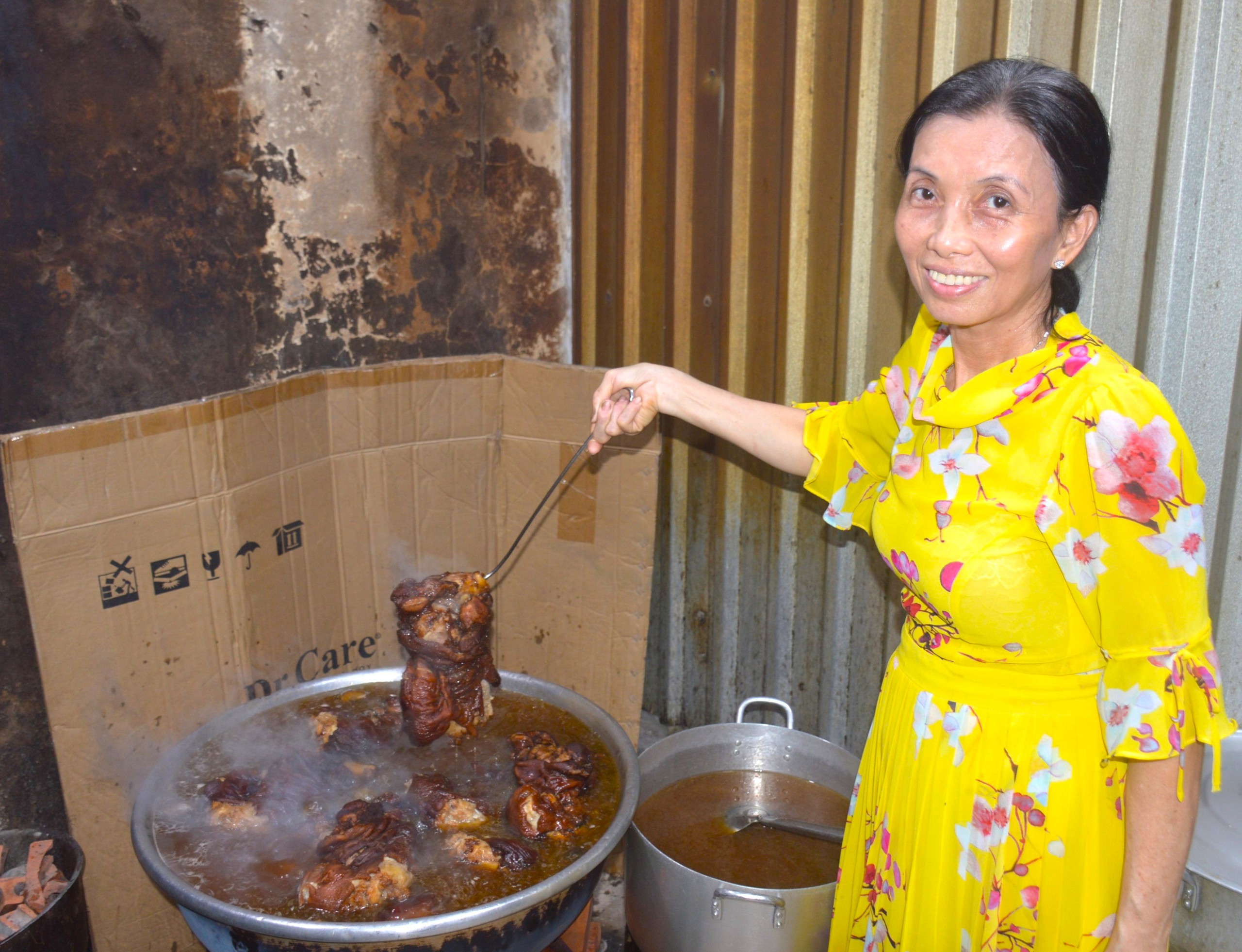 M&oacute;n gi&ograve; heo bắc thảo hơn nửa thế kỷ: B&iacute; quyết ở bếp lửa chưa từng tắt - Ảnh 6.
