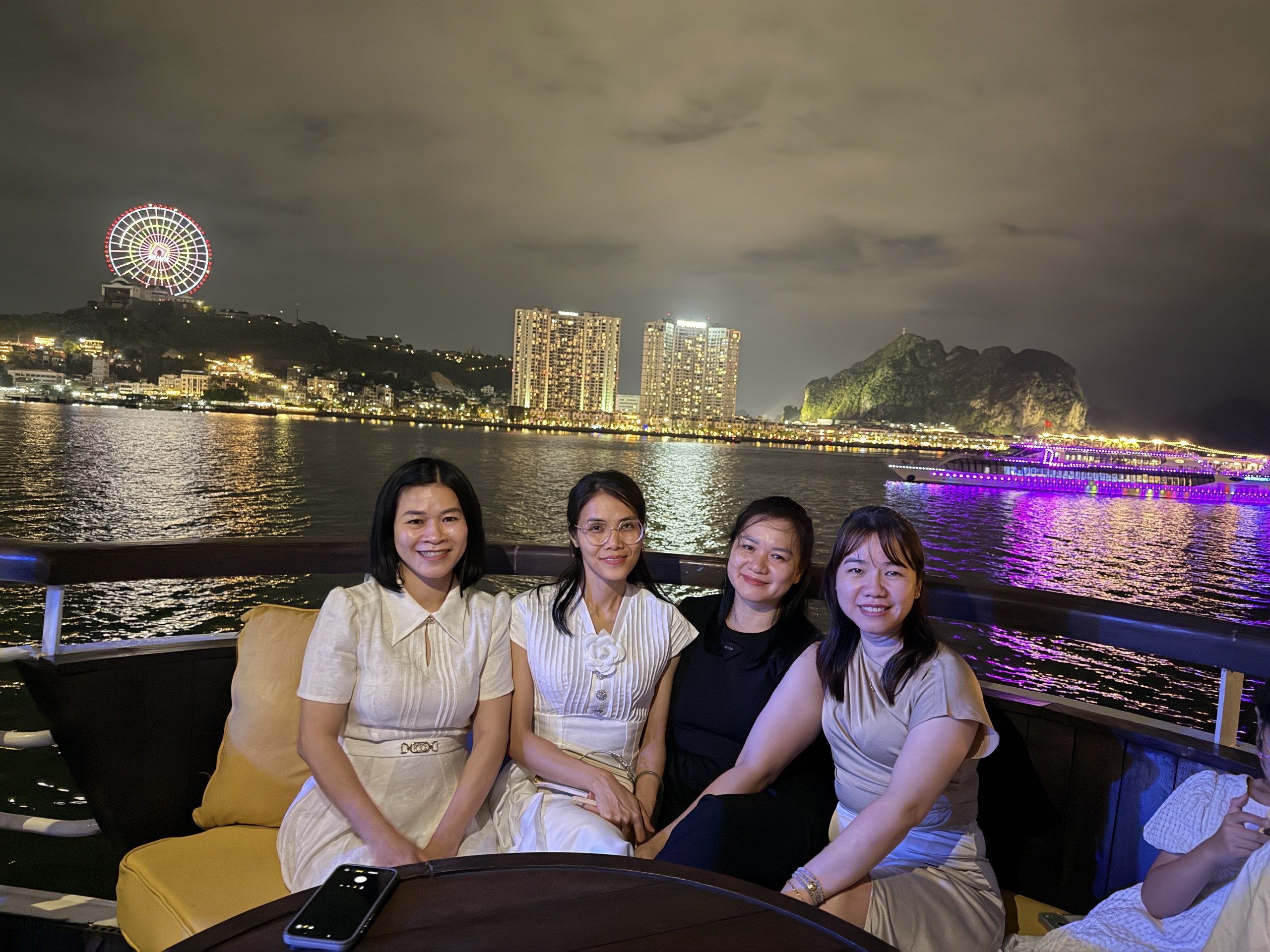 Nghỉ lễ 30.4 - 1.5: Du lịch Quảng Ninh thu ngh&igrave;n tỉ, biển đảo đ&ocirc;ng nghẹt - Ảnh 3.