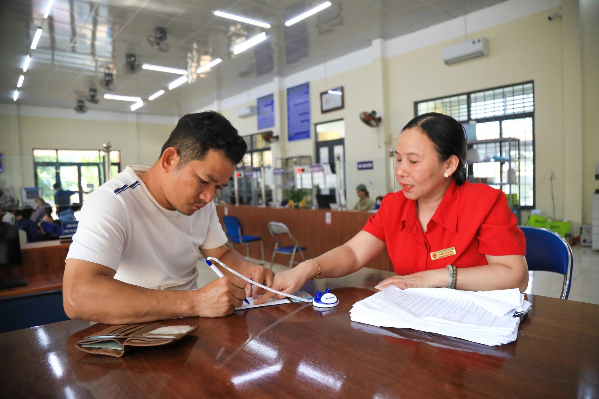 Thủ tục gọn, d&acirc;n lợi: Gần d&acirc;n, nhanh việc- Ảnh 2.
