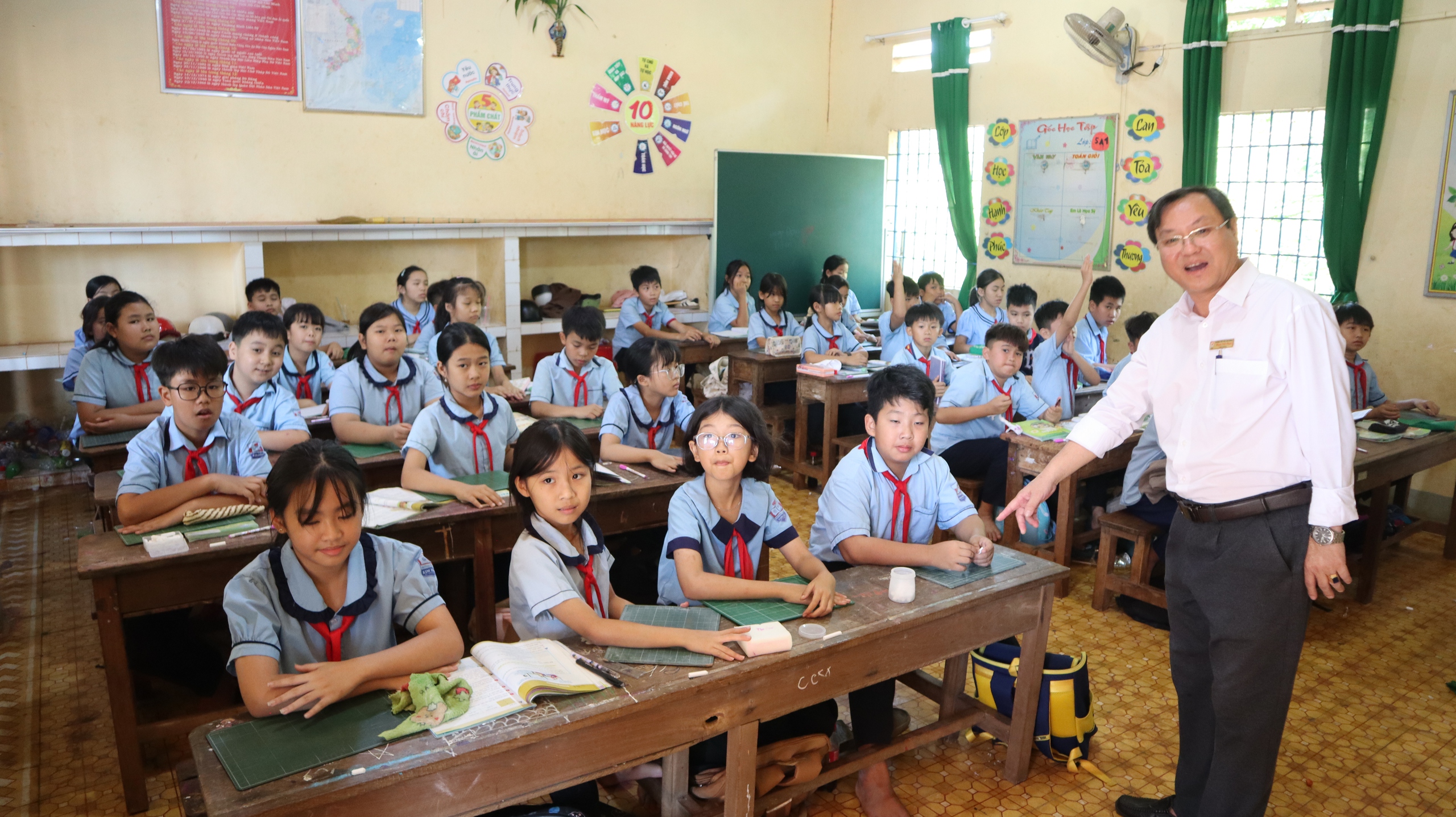 Nhà trường 'kêu cứu' vì lớp học xuống cấp trong vùng quy hoạch bô xít - Ảnh 9.