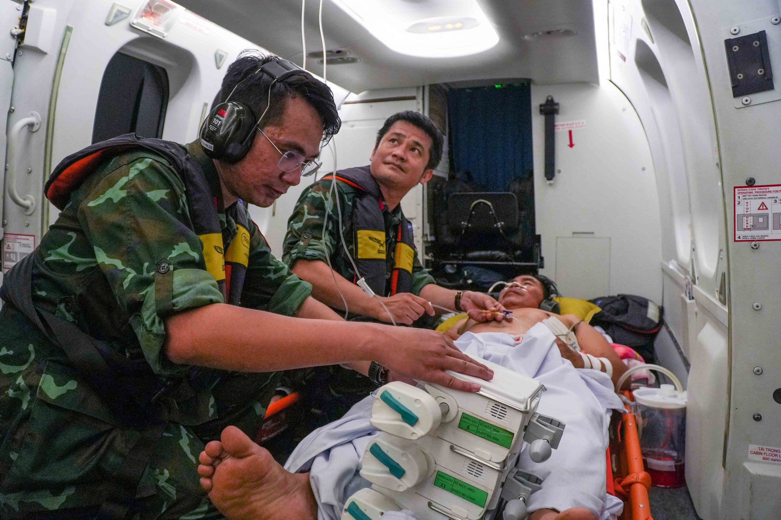 Dịp lễ, trực thăng vượt mưa gió ra Trường Sa Lớn cấp cứu 2 bệnh nhân nặng - Ảnh 1.