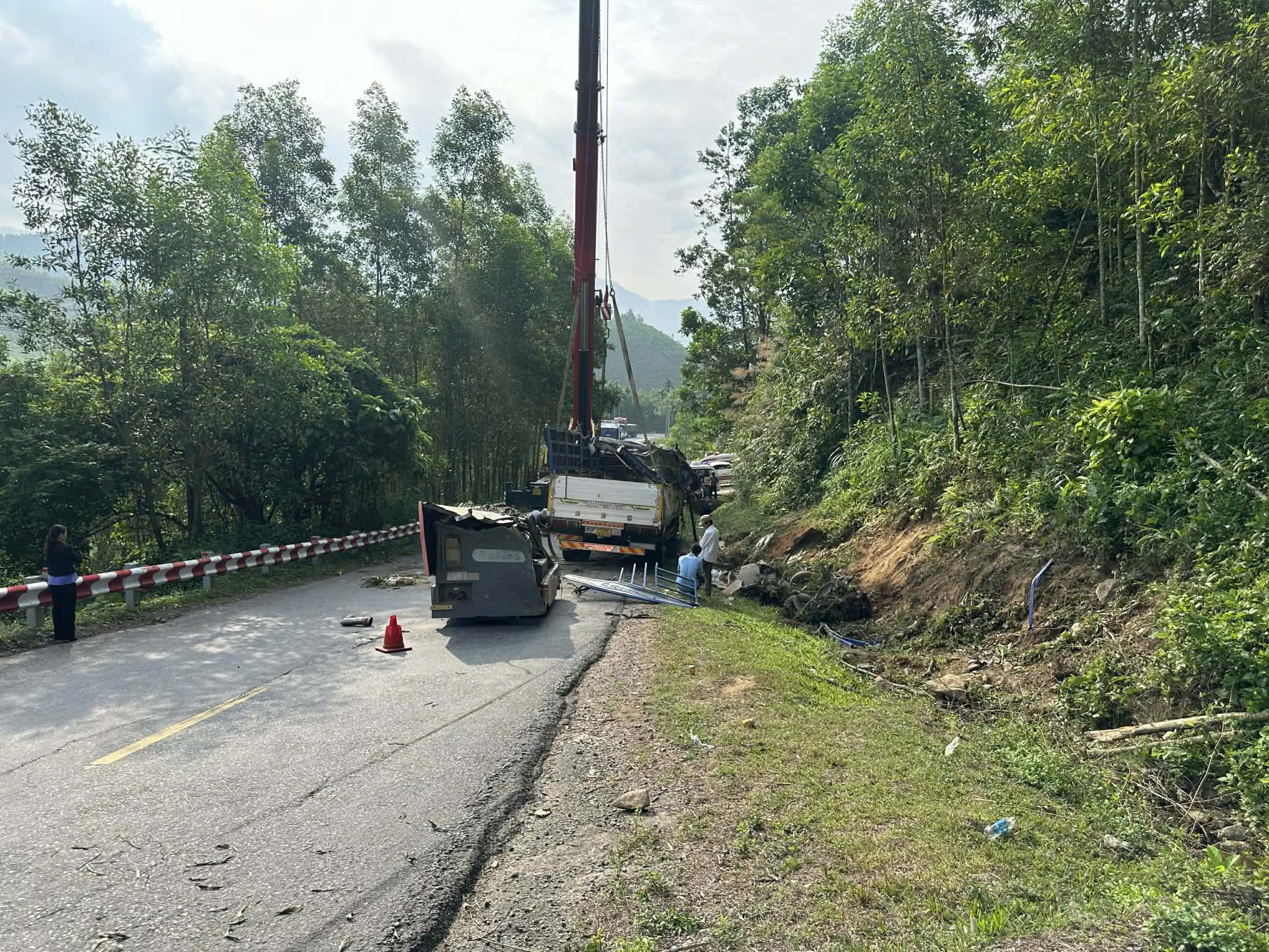 Lật xe ô tô tải dưới chân đèo Violak, 2 người tử vong trong đêm- Ảnh 2.