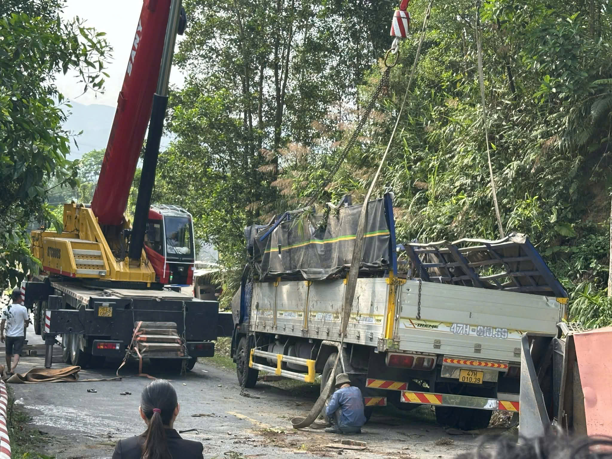 Lật xe ô tô tải dưới chân đèo Violak, 2 người tử vong trong đêm- Ảnh 1.
