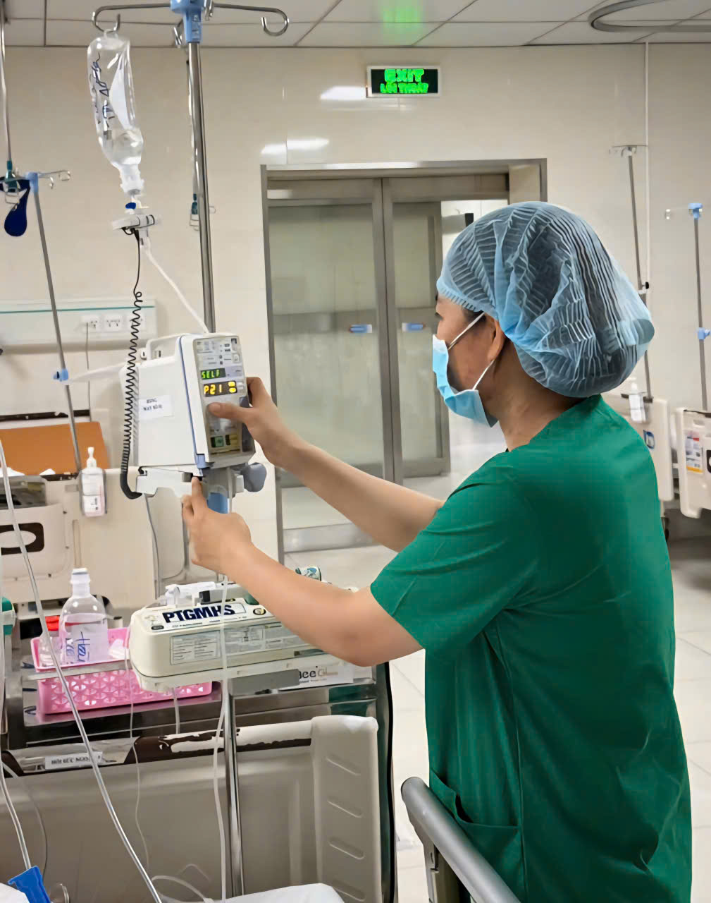 Bệnh viện Nguyễn Tri Phương cứu người đứt lìa động mạch cổ do tai nạn sinh hoạt - Ảnh 2.