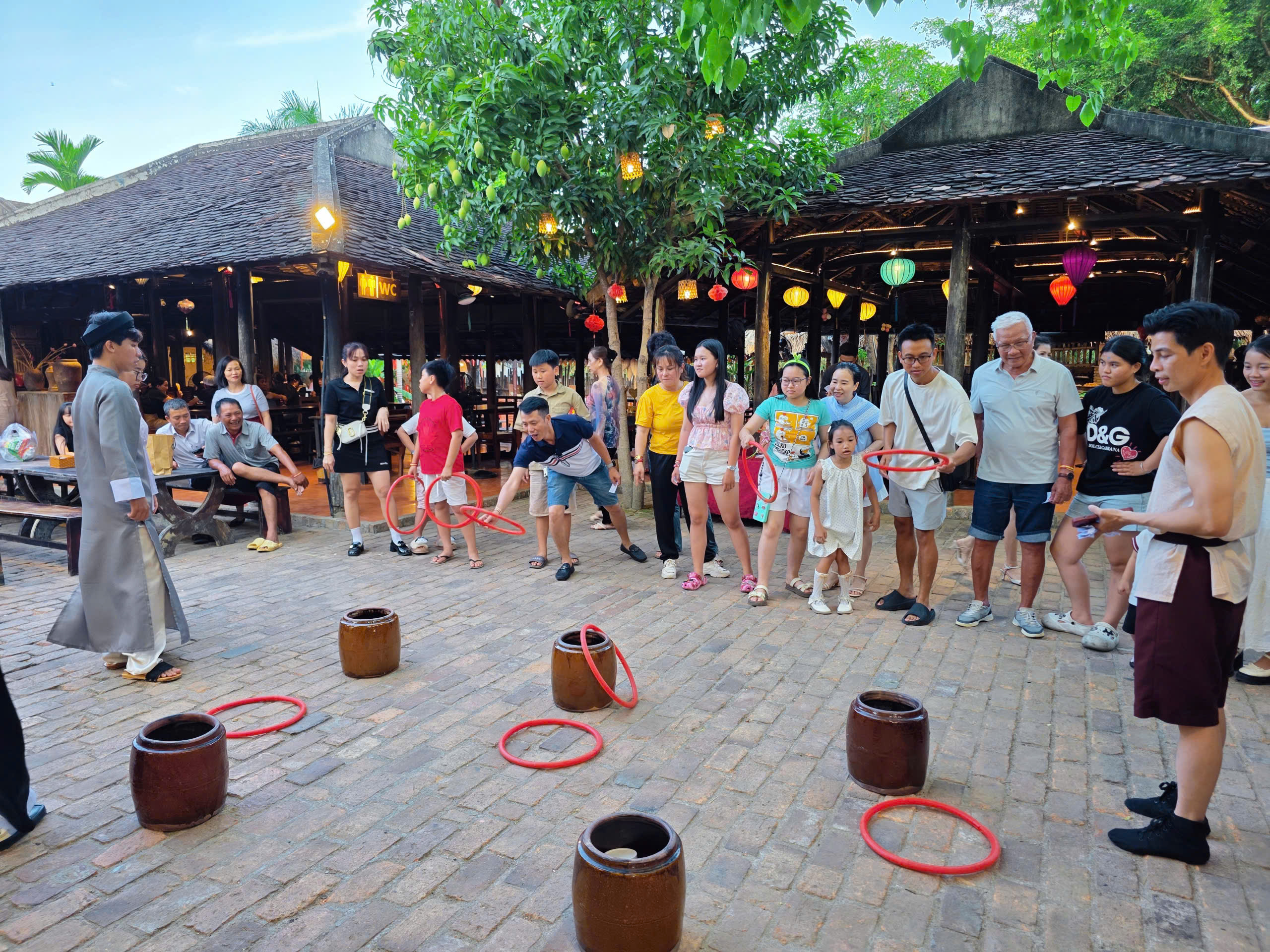Đ&oacute;n hơn 1,5 triệu lượt kh&aacute;ch, Kh&aacute;nh Ho&agrave; thắng lớn kỳ nghỉ lễ- Ảnh 2.