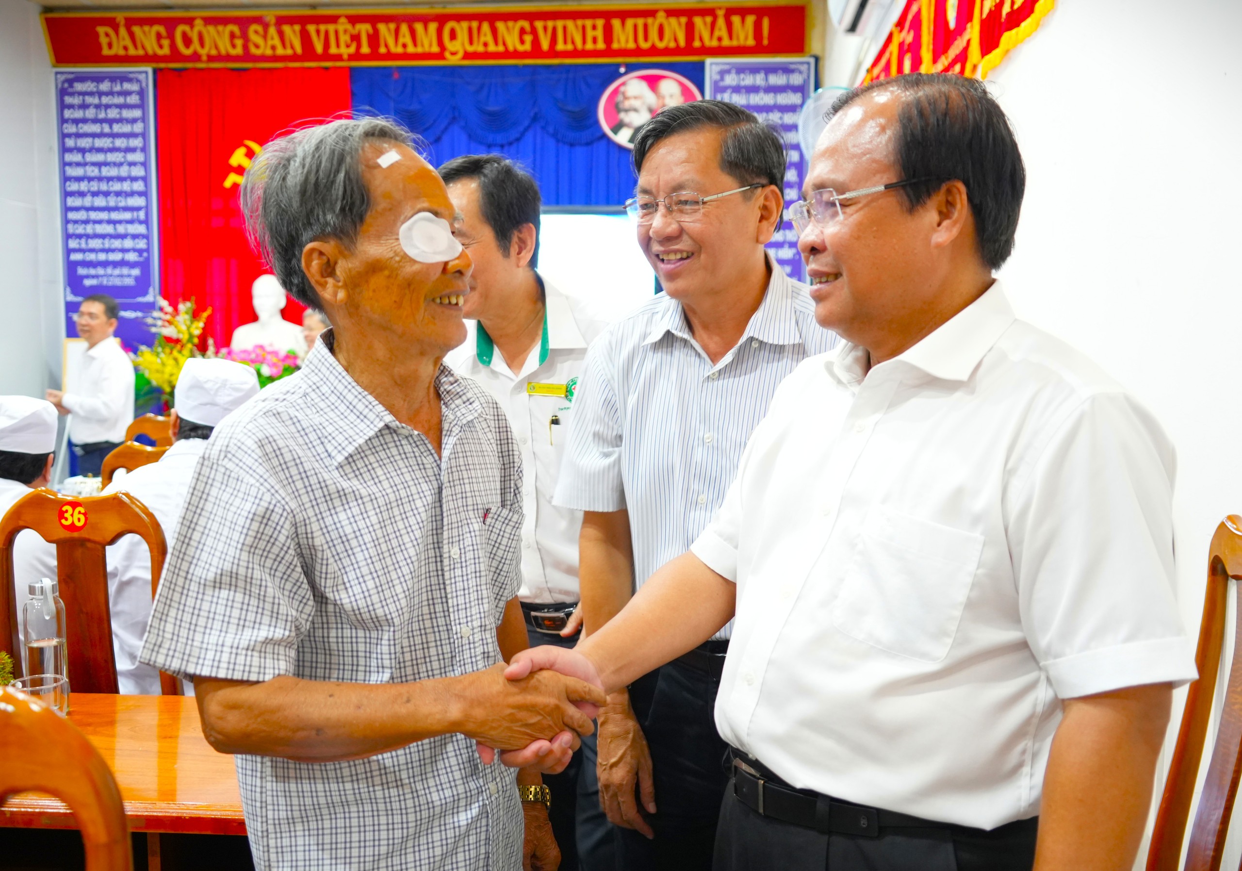 Cà Mau ra quân khám sức khỏe toàn dân, phẫu thuật mắt miễn phí cho người nghèo - Ảnh 1.
