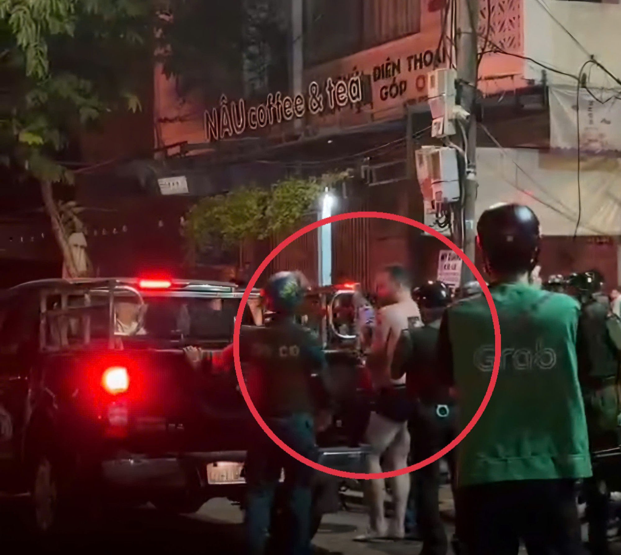 Đà Nẵng: Khởi tố người nước ngoài đập phá quán cà phê gây thiệt hại hơn 380 triệu đồng- Ảnh 3. Đà Nẵng: Khởi tố người nước ngoài đập phá quán cà phê gây thiệt hại hơn 380 triệu đồng- Ảnh 3.