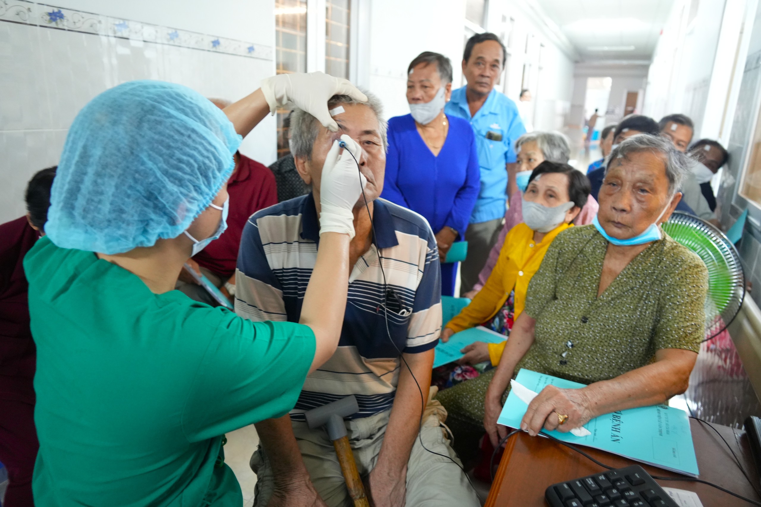 Cà Mau ra quân khám sức khỏe toàn dân, phẫu thuật mắt miễn phí cho người nghèo - Ảnh 4.