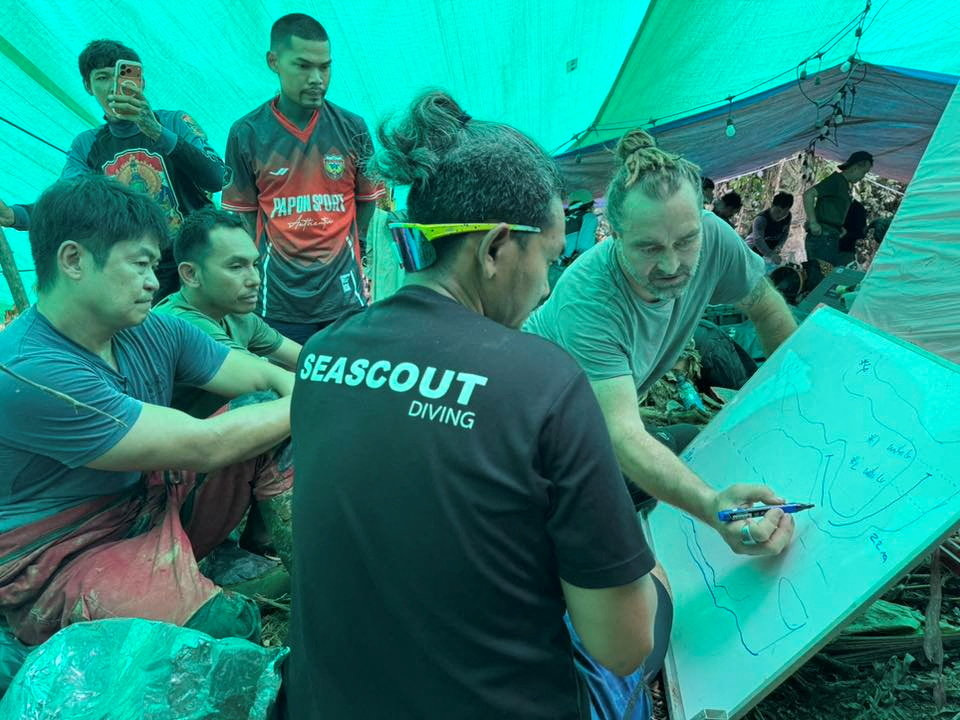 Giải cứu th&agrave;nh c&ocirc;ng người đầu ti&ecirc;n bị mắc kẹt ở hang động L&agrave;o - Ảnh 1.