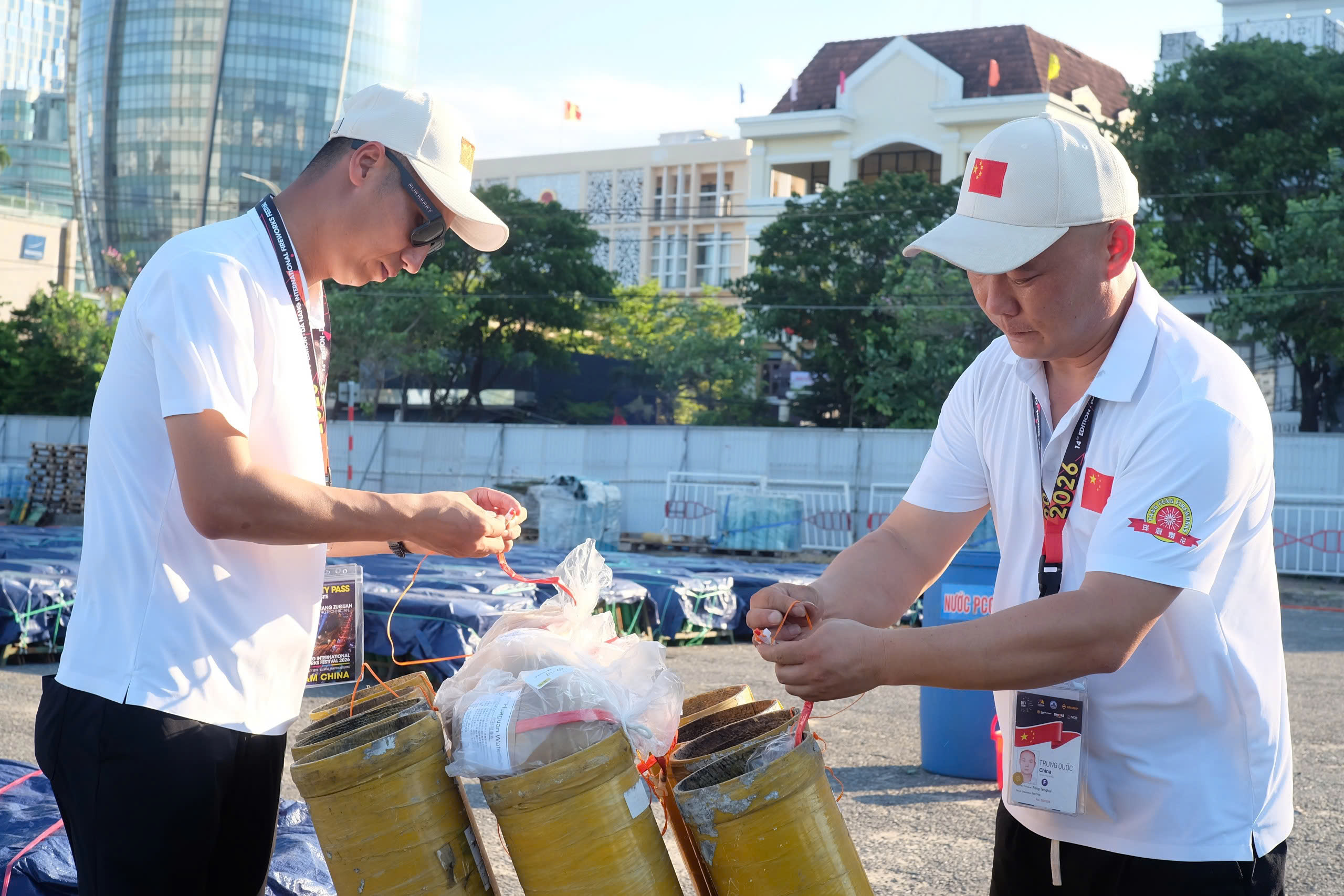 Lễ hội pháo hoa Đà Nẵng: Hàng nghìn quả pháo hoa sẵn sàng thắp sáng sông Hàn- Ảnh 9. Lễ hội pháo hoa Đà Nẵng: Hàng nghìn quả pháo hoa sẵn sàng thắp sáng sông Hàn- Ảnh 9.