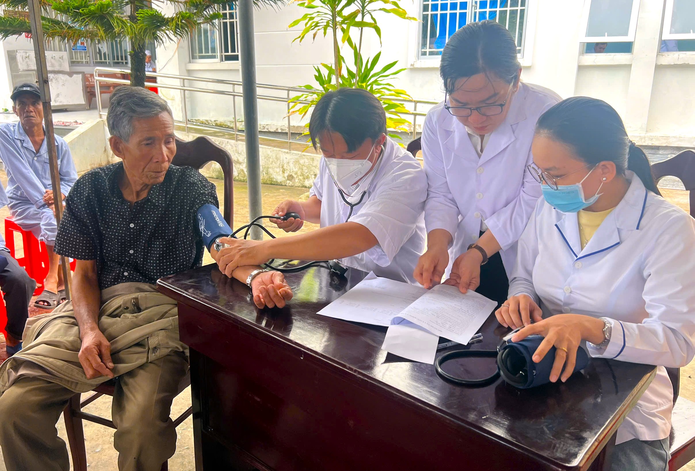 Cà Mau ra quân khám sức khỏe toàn dân, phẫu thuật mắt miễn phí cho người nghèo - Ảnh 2.