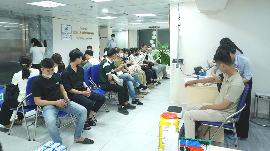 Người dân nên tự giác khám sức khỏe định kỳ - Ảnh 1.
