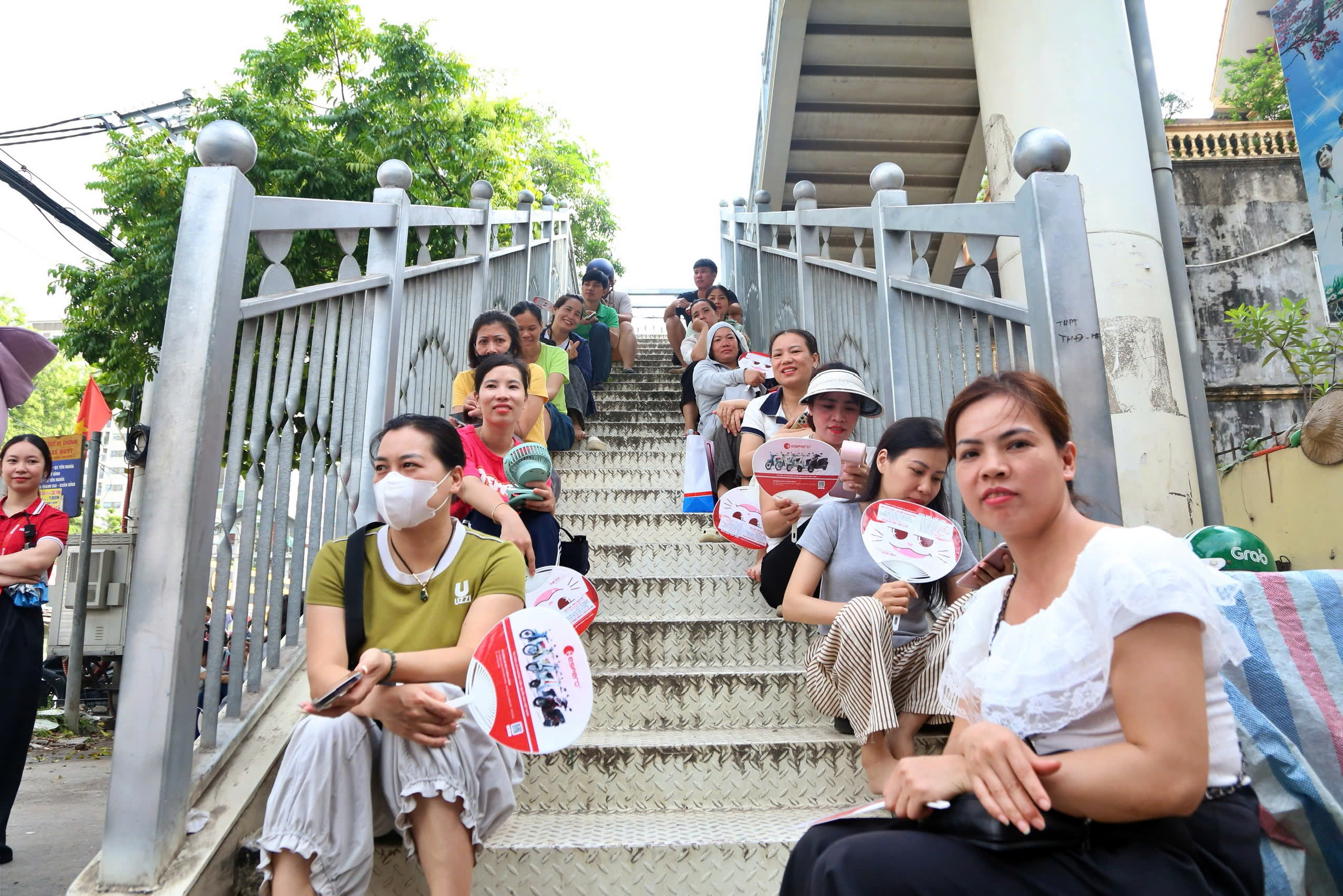 Đưa con vượt 30 km thi vào lớp 10, bố bóp vai mong con viết văn thật tốt- Ảnh 13. Đưa con vượt 30 km thi vào lớp 10, bố bóp vai mong con viết văn thật tốt- Ảnh 13.