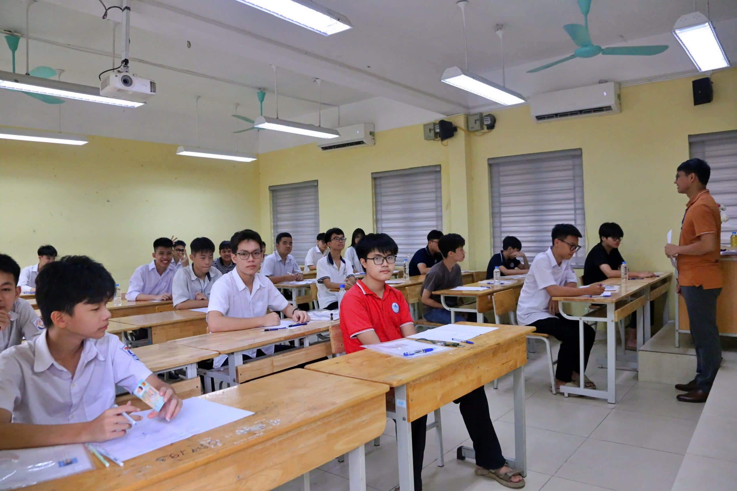Đưa con vượt 30 km thi vào lớp 10, bố bóp vai mong con viết văn thật tốt- Ảnh 10. Đưa con vượt 30 km thi vào lớp 10, bố bóp vai mong con viết văn thật tốt- Ảnh 10.