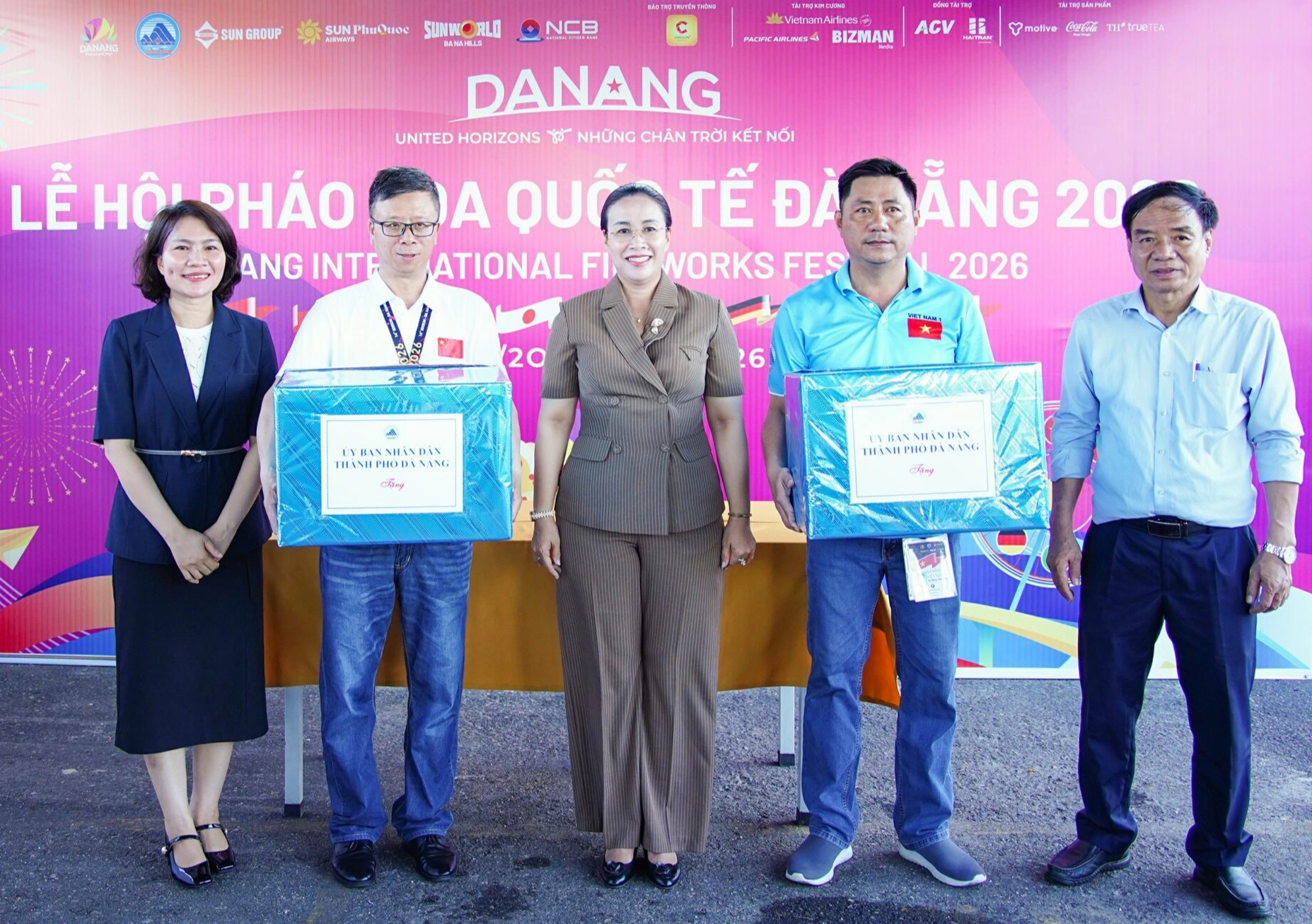 Lễ hội pháo hoa Đà Nẵng: Hàng nghìn quả pháo hoa sẵn sàng thắp sáng sông Hàn- Ảnh 8. Lễ hội pháo hoa Đà Nẵng: Hàng nghìn quả pháo hoa sẵn sàng thắp sáng sông Hàn- Ảnh 8.