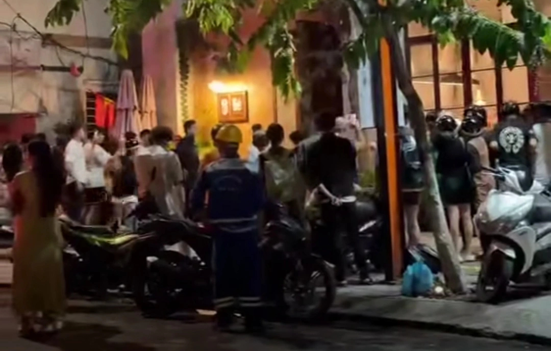 Khách nước ngoài đập phá quán cà phê ở trung tâm Đà Nẵng, thiệt hại lớn - Ảnh 5.