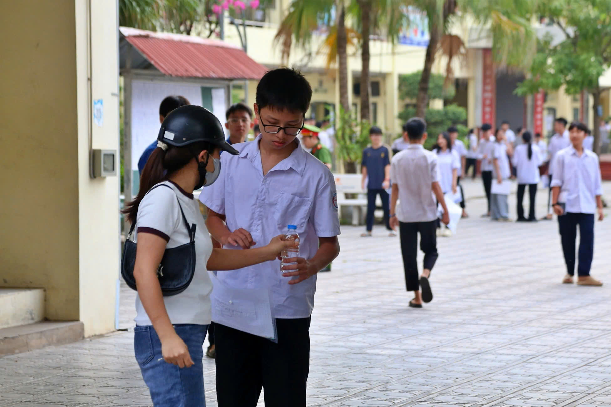 Đưa con vượt 30 km thi vào lớp 10, bố bóp vai mong con viết văn thật tốt- Ảnh 14. Đưa con vượt 30 km thi vào lớp 10, bố bóp vai mong con viết văn thật tốt- Ảnh 14.