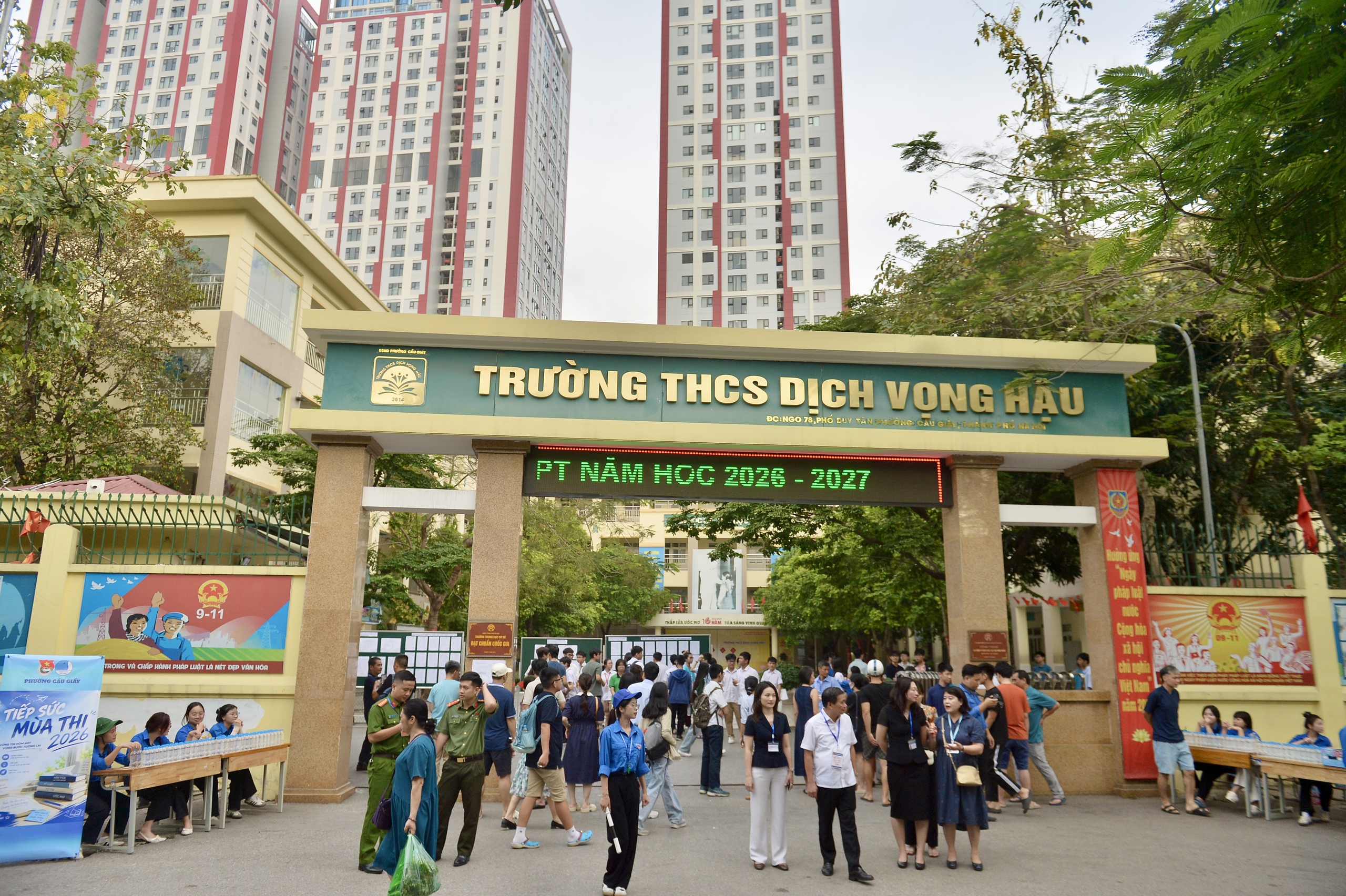 Đưa con vượt 30 km thi vào lớp 10, bố bóp vai mong con viết văn thật tốt- Ảnh 1. Đưa con vượt 30 km thi vào lớp 10, bố bóp vai mong con viết văn thật tốt- Ảnh 1.
