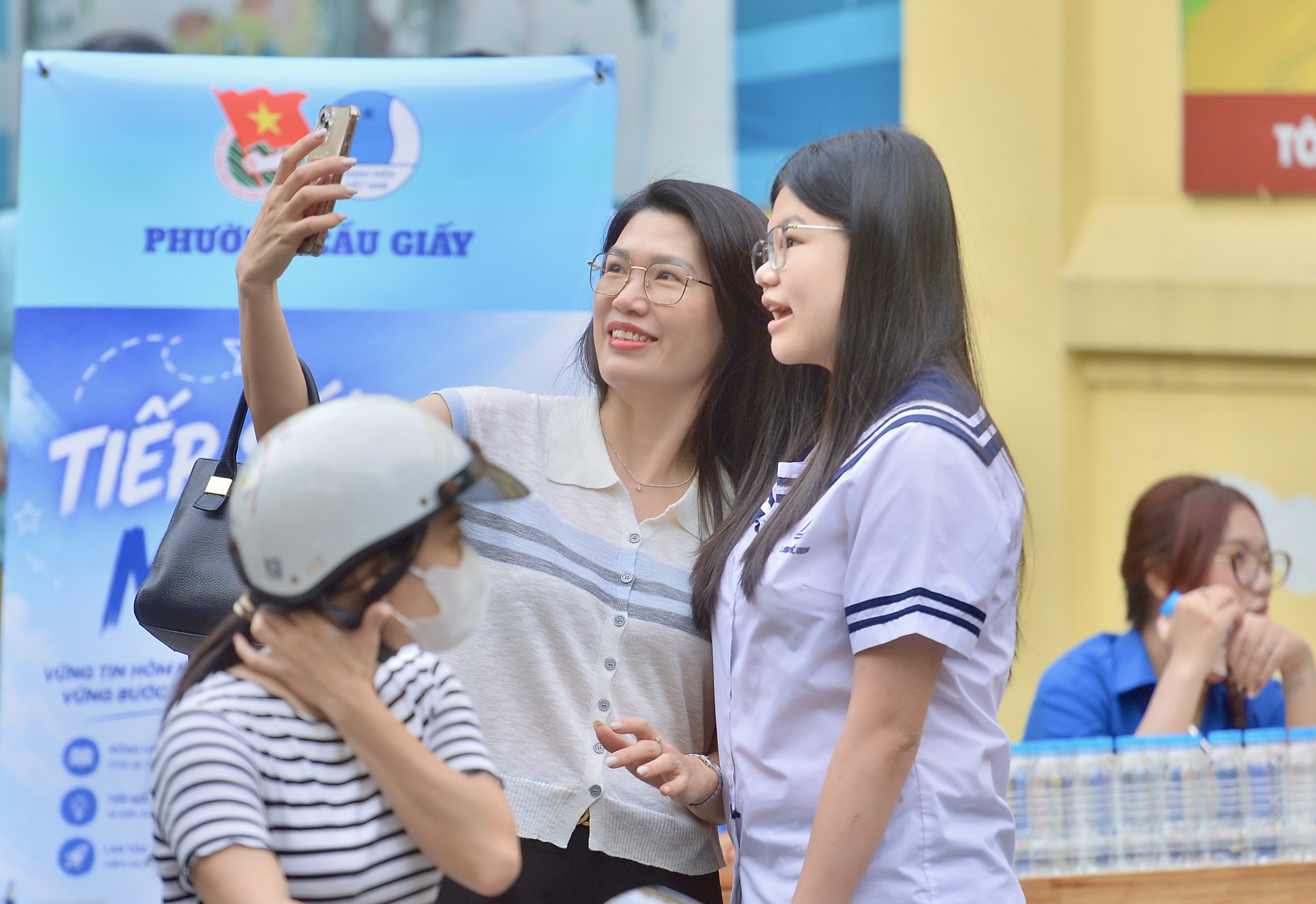 Phụ huynh căng thẳng, đứng kín cổng trường 'ngóng con' thi vào lớp 10- Ảnh 3. Phụ huynh căng thẳng, đứng kín cổng trường 'ngóng con' thi vào lớp 10- Ảnh 3.