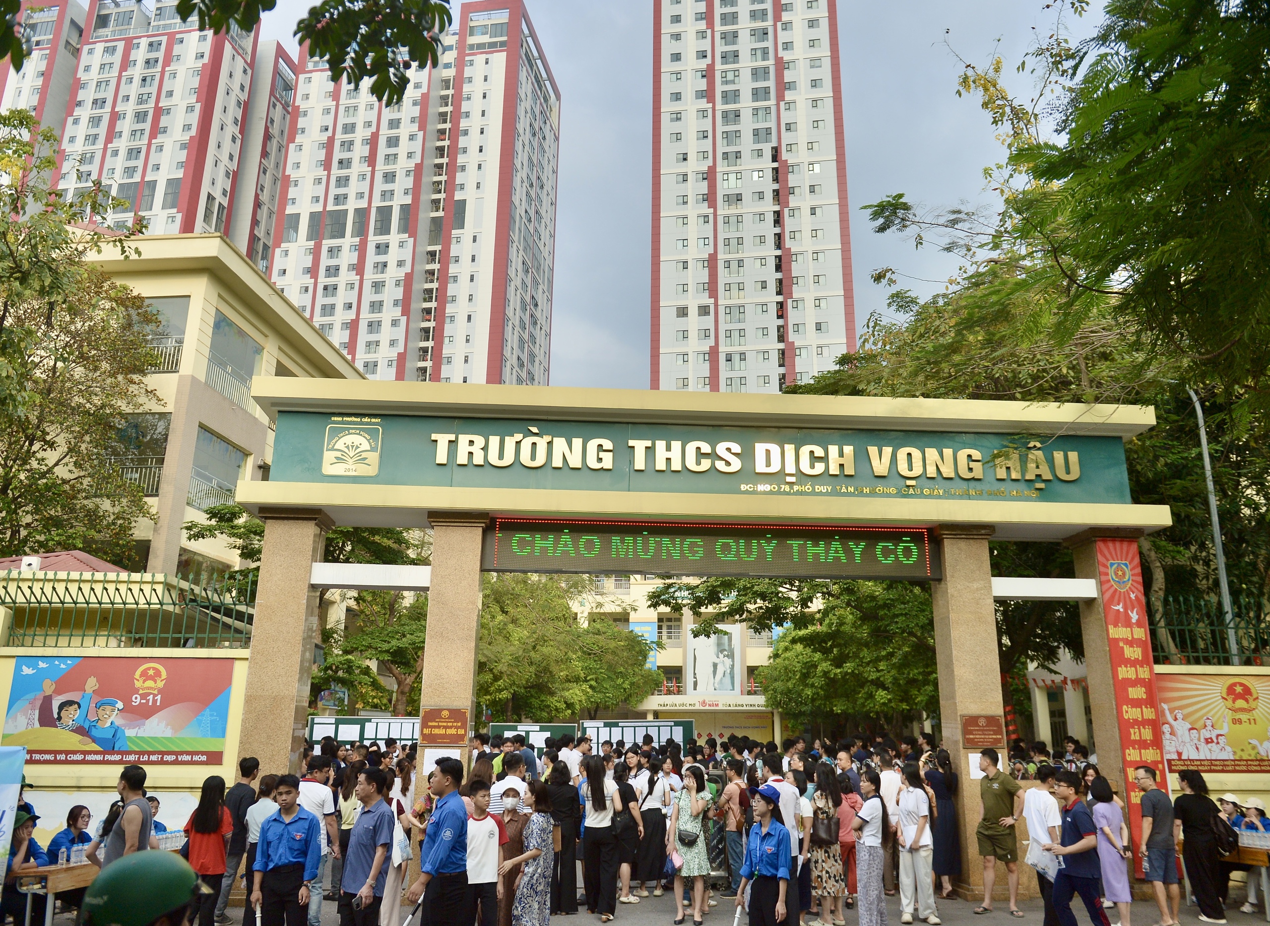 Phụ huynh căng thẳng, đứng kín cổng trường 'ngóng con' thi vào lớp 10- Ảnh 1. Phụ huynh căng thẳng, đứng kín cổng trường 'ngóng con' thi vào lớp 10- Ảnh 1.