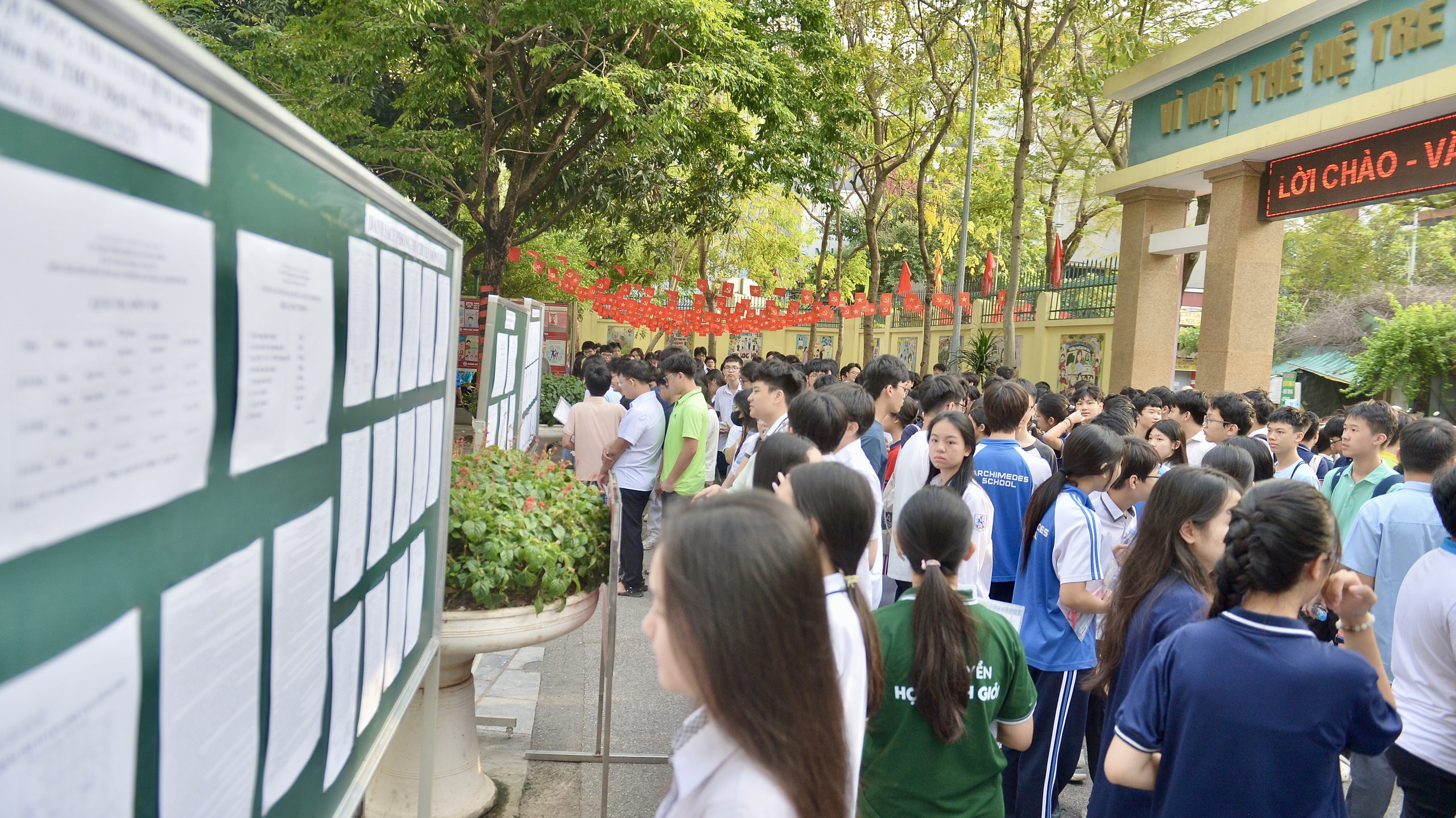 Đưa con vượt 30 km thi vào lớp 10, bố bóp vai mong con viết văn thật tốt- Ảnh 9. Đưa con vượt 30 km thi vào lớp 10, bố bóp vai mong con viết văn thật tốt- Ảnh 9.