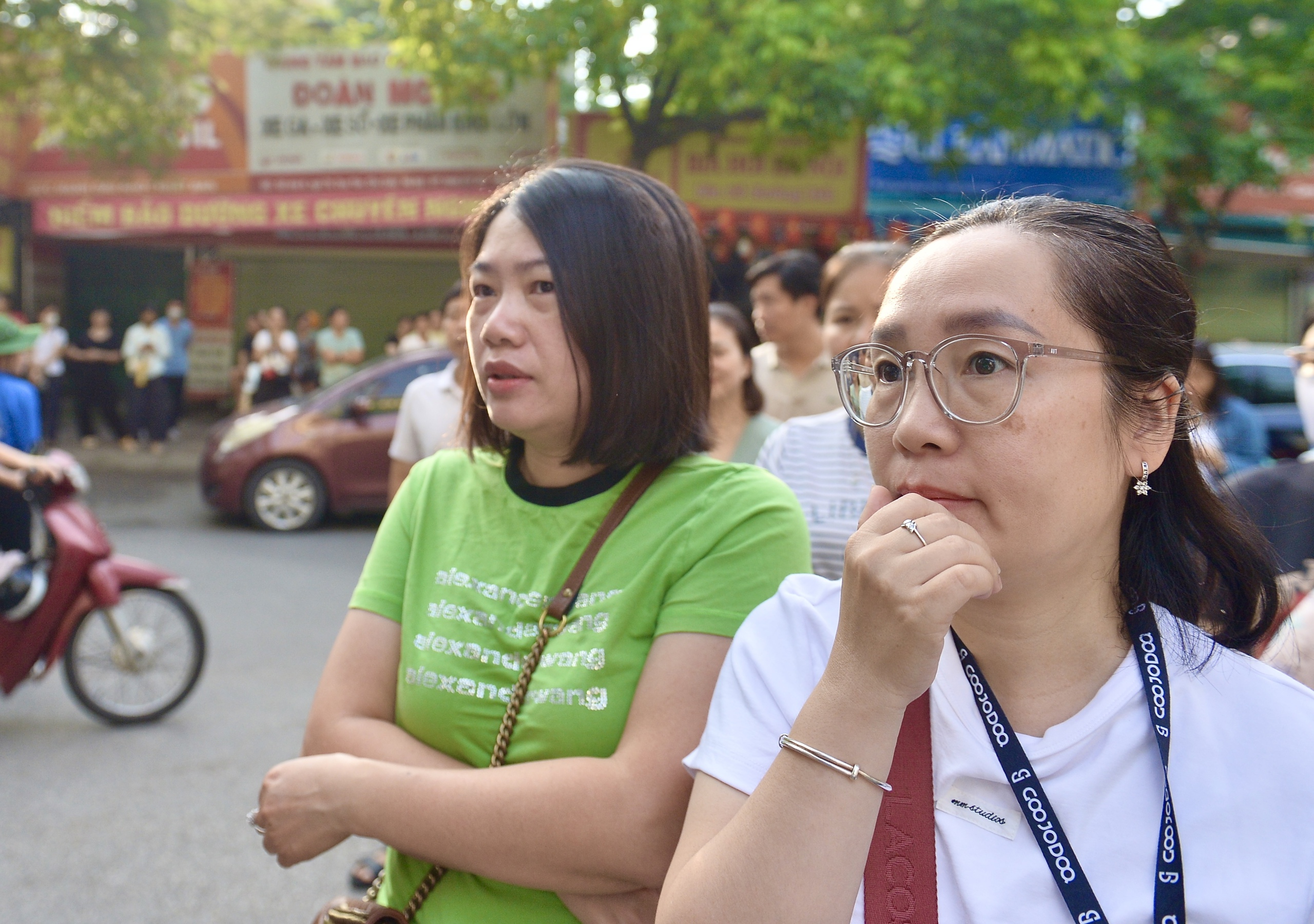 Phụ huynh căng thẳng, đứng kín cổng trường 'ngóng con' thi vào lớp 10- Ảnh 2. Phụ huynh căng thẳng, đứng kín cổng trường 'ngóng con' thi vào lớp 10- Ảnh 2.