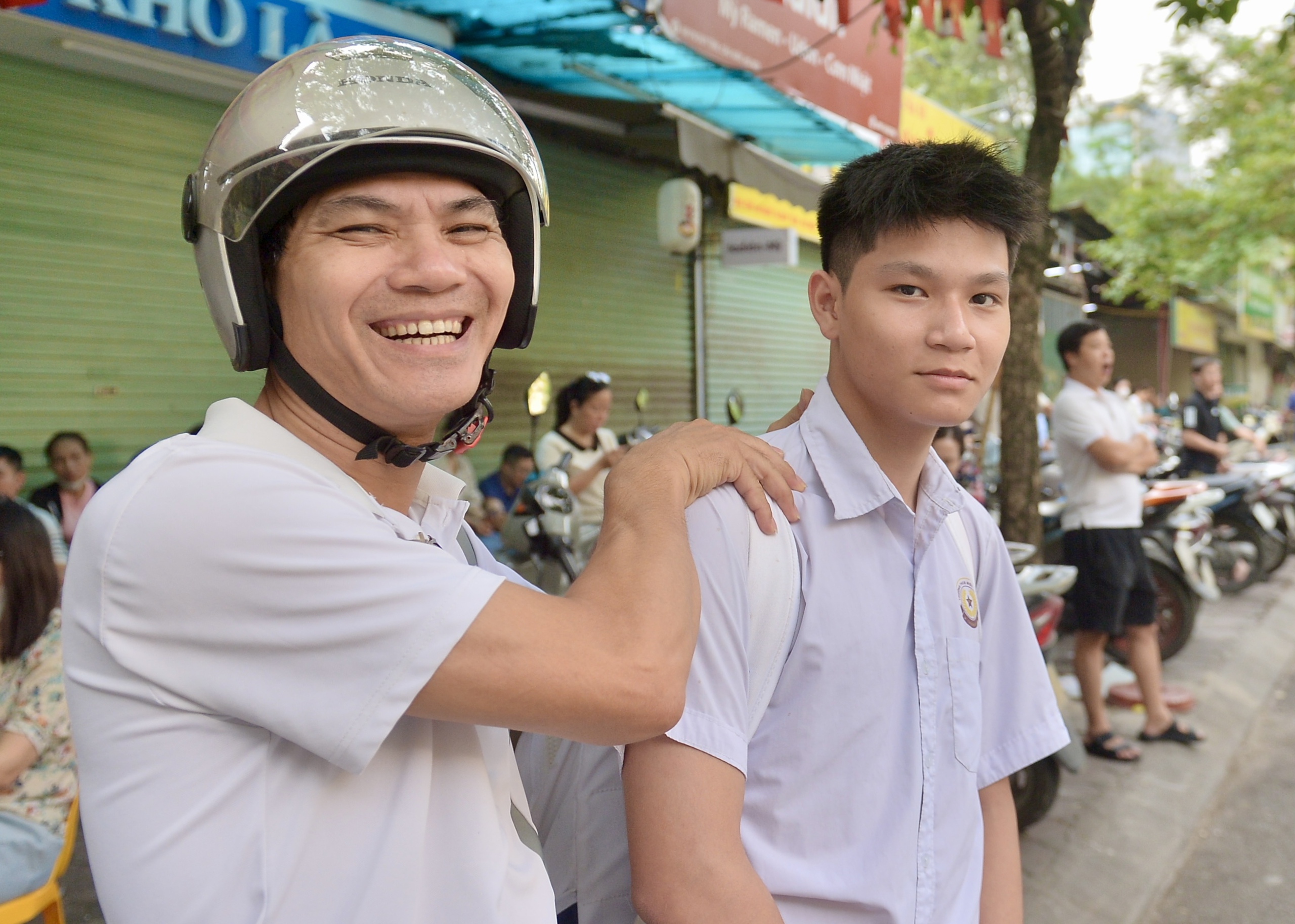 Đưa con vượt 30 km thi vào lớp 10, bố bóp vai mong con viết văn thật tốt- Ảnh 8. Đưa con vượt 30 km thi vào lớp 10, bố bóp vai mong con viết văn thật tốt- Ảnh 8.