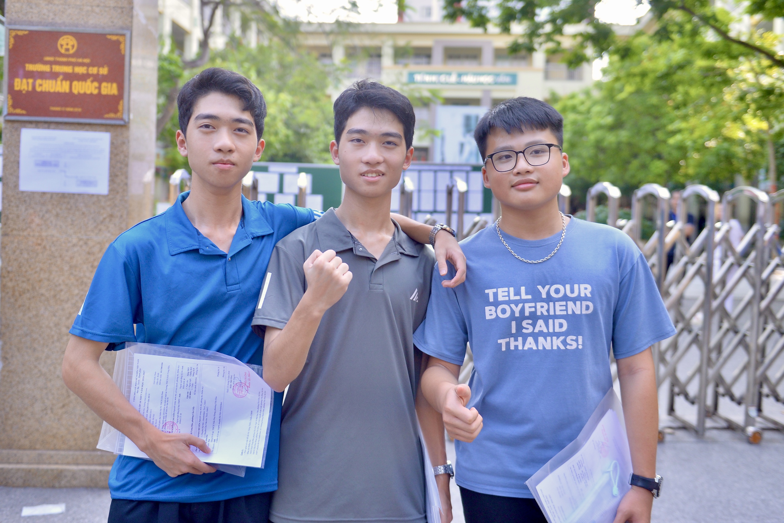 Hai con sinh đôi tự tin đạt điểm 10, người mẹ bật khóc ôm con trước cổng trường- Ảnh 4. Hai con sinh đôi tự tin đạt điểm 10, người mẹ bật khóc ôm con trước cổng trường- Ảnh 4.