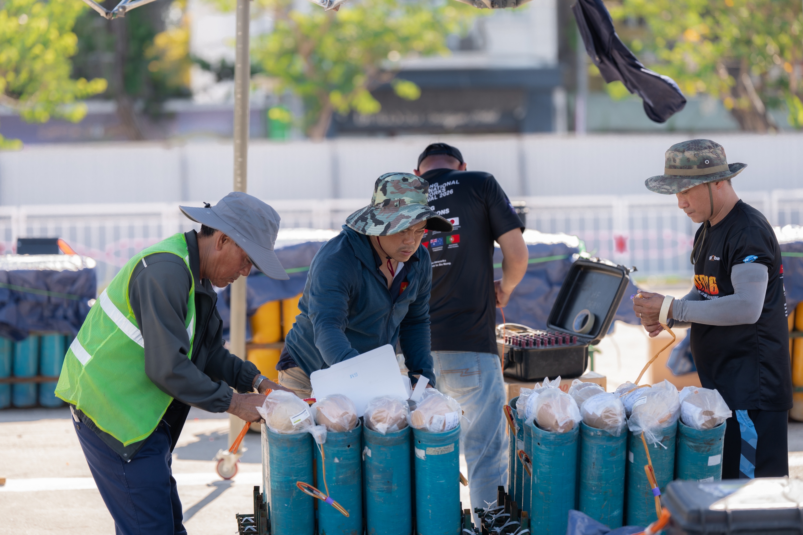Lễ hội pháo hoa Đà Nẵng: Hàng nghìn quả pháo hoa sẵn sàng thắp sáng sông Hàn- Ảnh 13. Lễ hội pháo hoa Đà Nẵng: Hàng nghìn quả pháo hoa sẵn sàng thắp sáng sông Hàn- Ảnh 13.