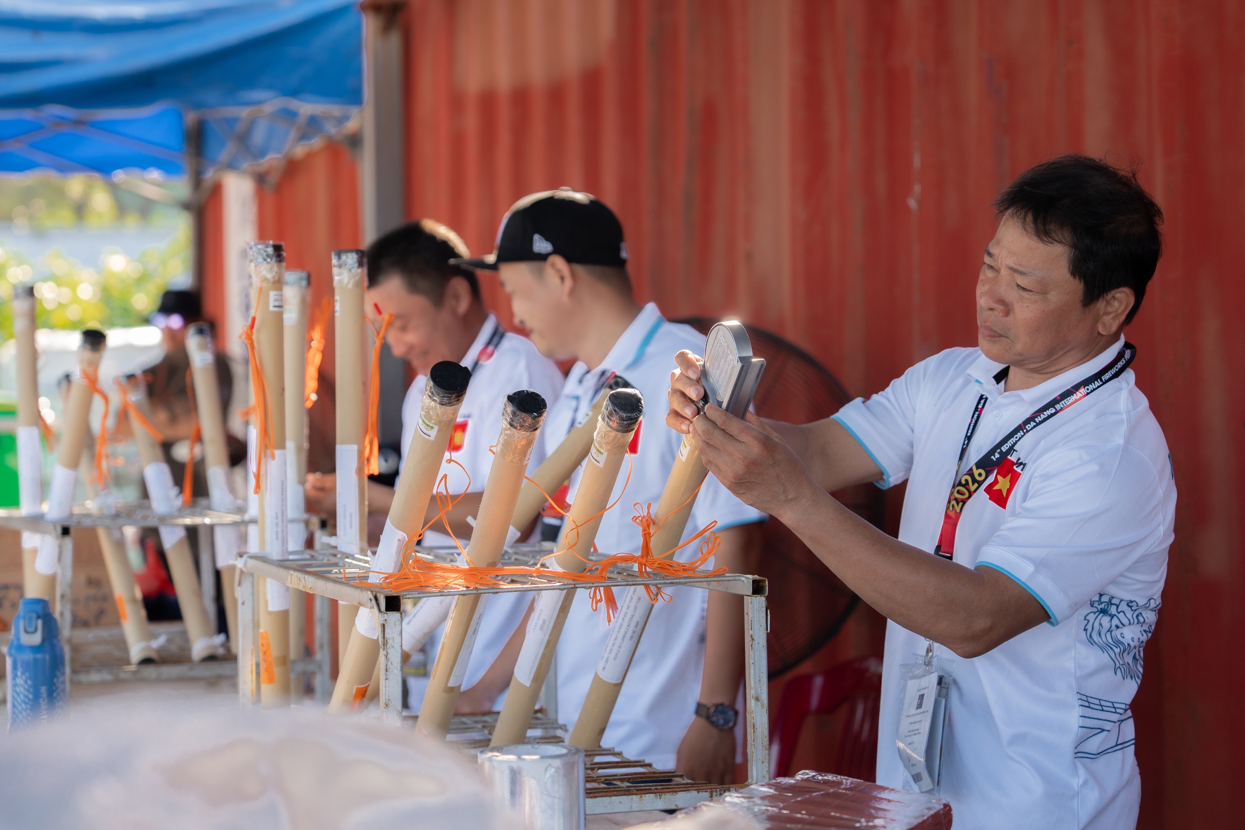 Lễ hội pháo hoa Đà Nẵng: Hàng nghìn quả pháo hoa sẵn sàng thắp sáng sông Hàn- Ảnh 2. Lễ hội pháo hoa Đà Nẵng: Hàng nghìn quả pháo hoa sẵn sàng thắp sáng sông Hàn- Ảnh 2.