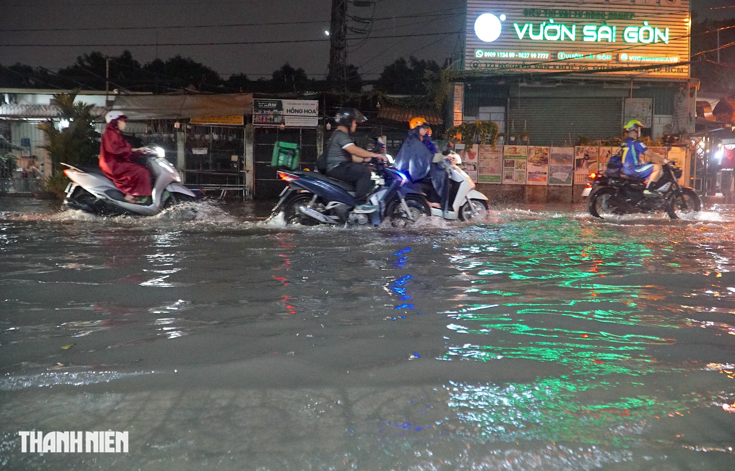 Mưa lớn cuối tuần: Đường Nguyễn Văn Khối ngập hơn 1 tiếng - Ảnh 2.