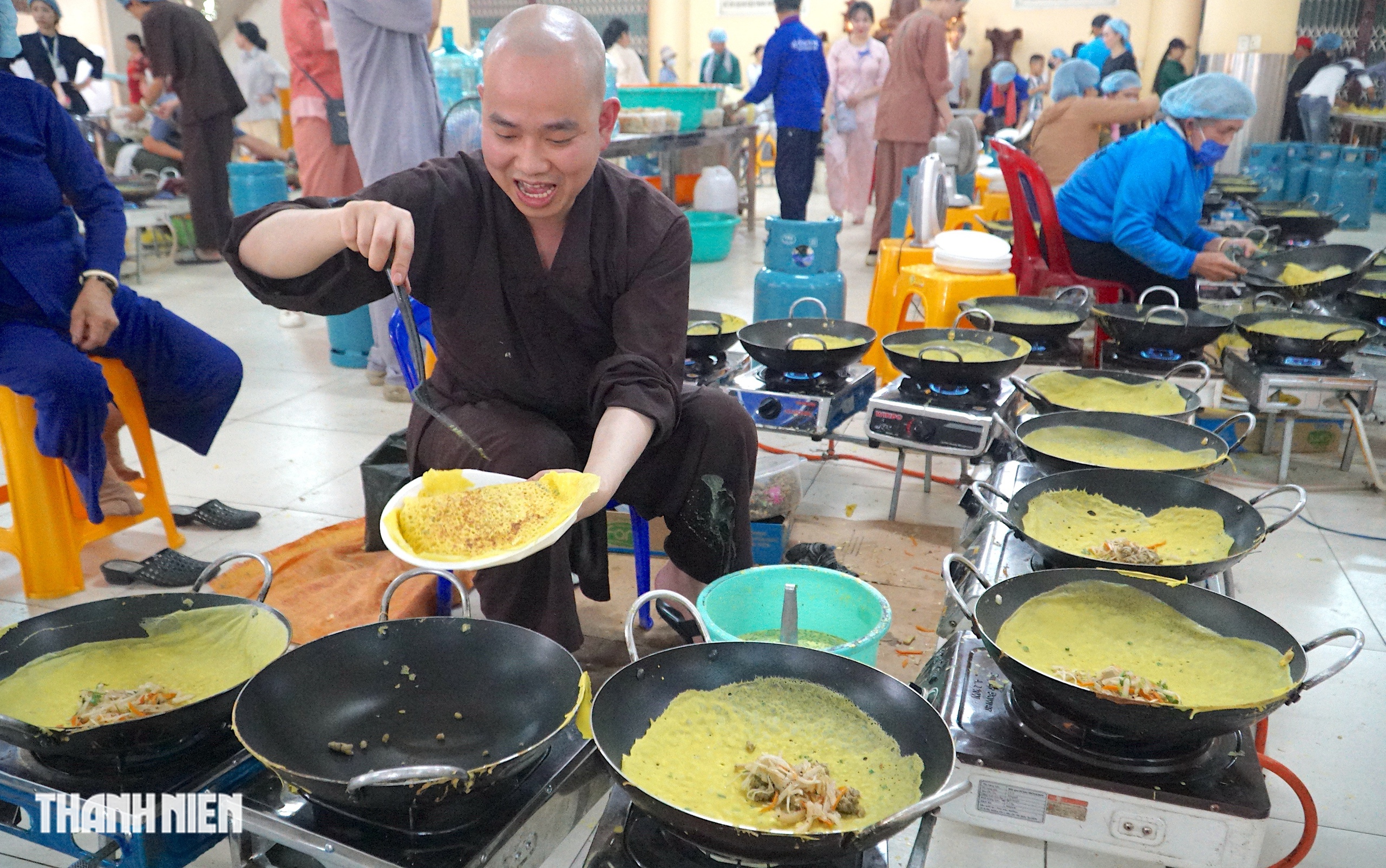 &lsquo;Đại tiệc&rsquo; 20.000 chiếc b&aacute;nh x&egrave;o chay miễn ph&iacute; tại ch&ugrave;a Hoằng Ph&aacute;p m&ugrave;a Phật đản - Ảnh 7.