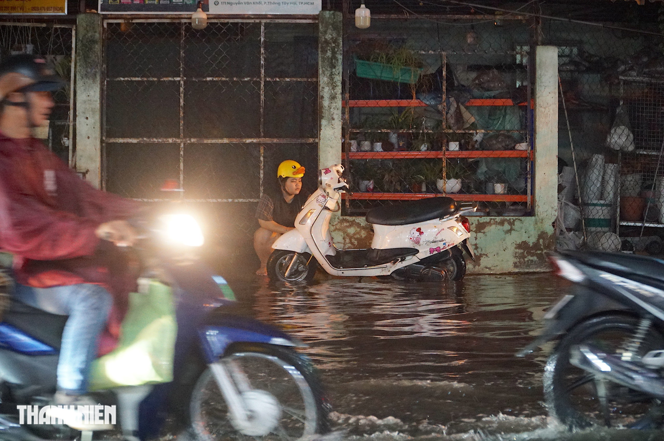 Mưa lớn cuối tuần: Đường Nguyễn Văn Khối ngập hơn 1 tiếng - Ảnh 6.