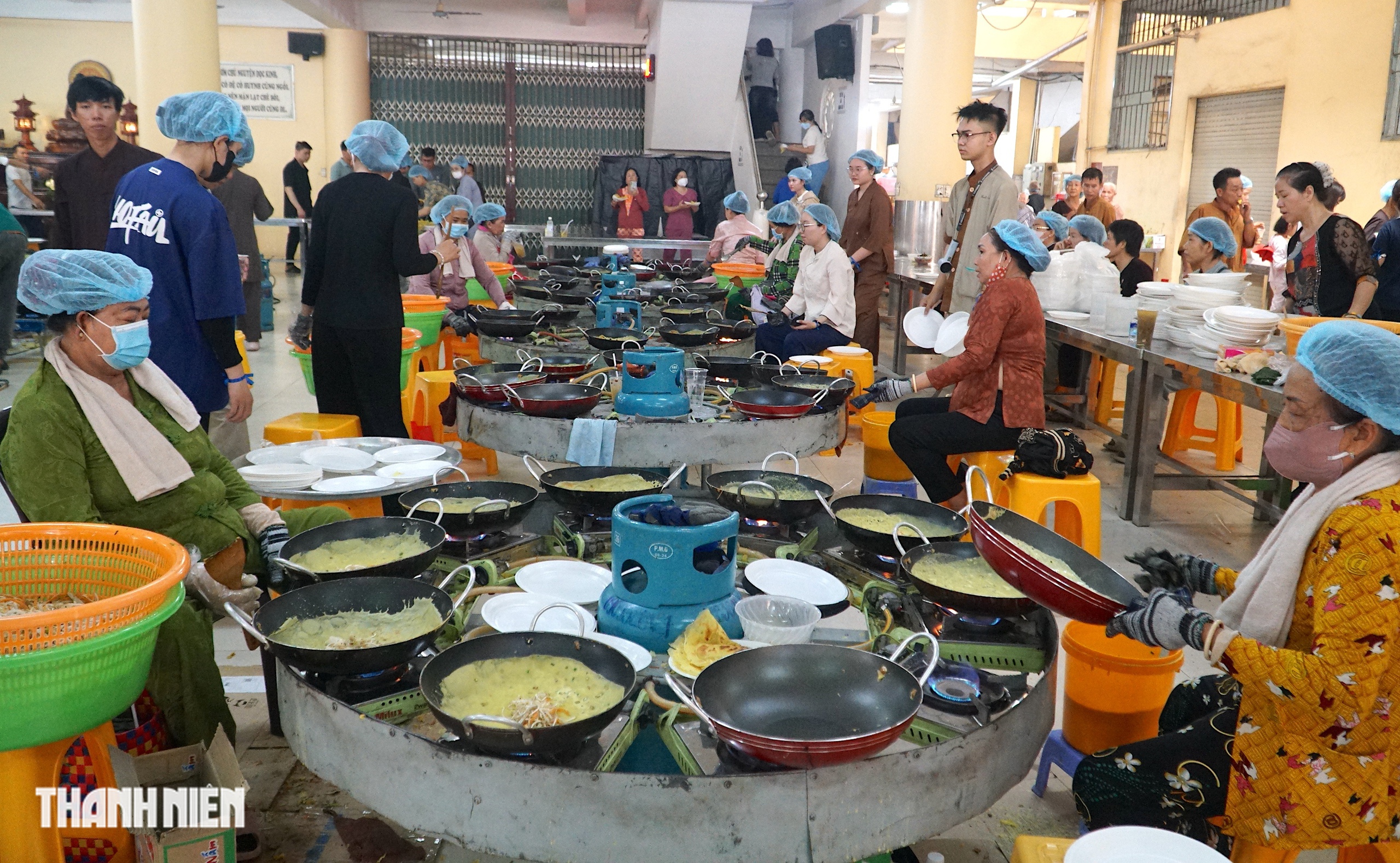 &lsquo;Đại tiệc&rsquo; 20.000 chiếc b&aacute;nh x&egrave;o chay miễn ph&iacute; tại ch&ugrave;a Hoằng Ph&aacute;p m&ugrave;a Phật đản - Ảnh 2.