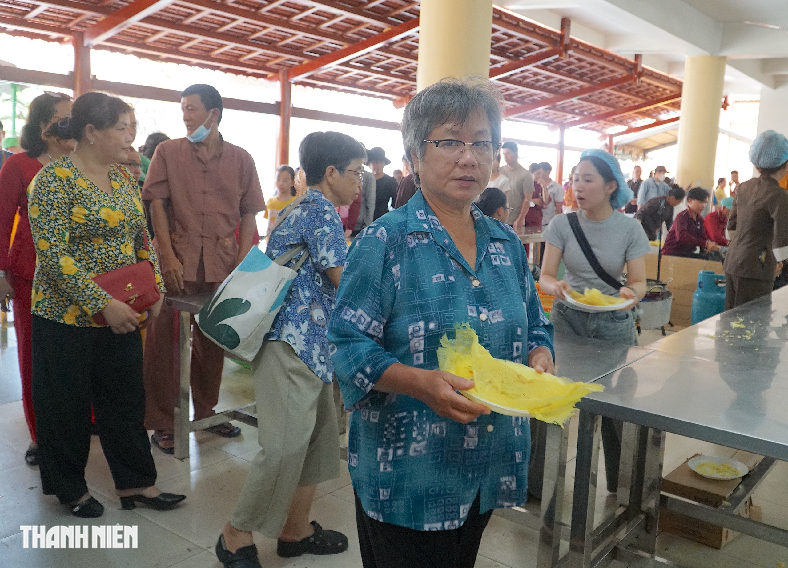 &lsquo;Đại tiệc&rsquo; 20.000 chiếc b&aacute;nh x&egrave;o chay miễn ph&iacute; tại ch&ugrave;a Hoằng Ph&aacute;p m&ugrave;a Phật đản - Ảnh 9.