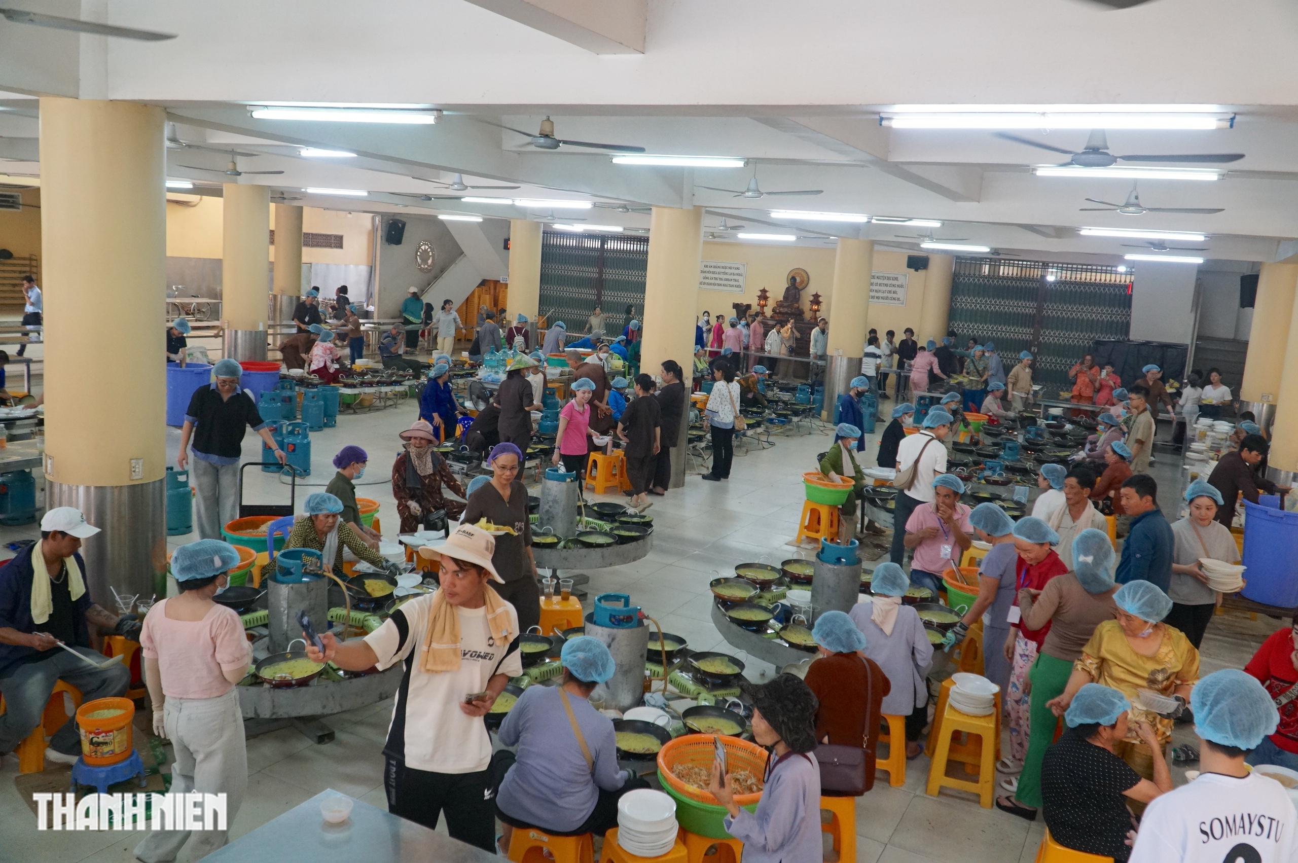 &lsquo;Đại tiệc&rsquo; 20.000 chiếc b&aacute;nh x&egrave;o chay miễn ph&iacute; tại ch&ugrave;a Hoằng Ph&aacute;p m&ugrave;a Phật đản - Ảnh 3.